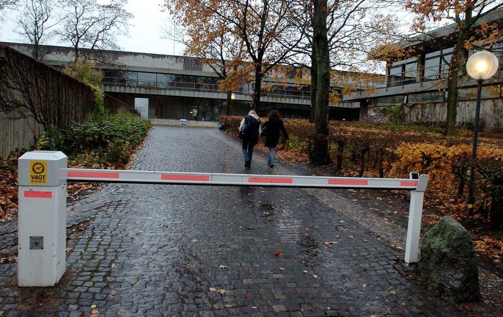 Holbæk
 Borgmester Jørn Sørensen (R) har kigget 2007-regnskaberne for CVU Sjælland og CVU Syd efter i sømmene i kølvandet på UCSJ's beslutning om at udfase Holbæk Seminarium. Resultatet kom bag på holbækkeren.