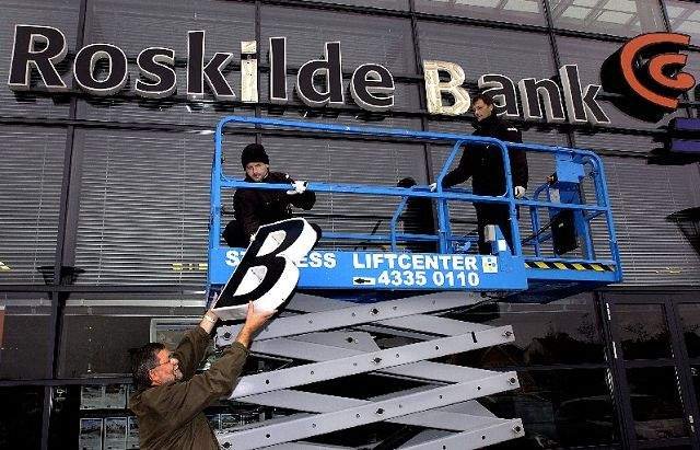 Holbæk
 Mandag var første åbningsdag for Spar Nord i Slotscentret. Skilte og brevpapir blev straks udskiftet, men it-skiftet sker først om flere måneder.