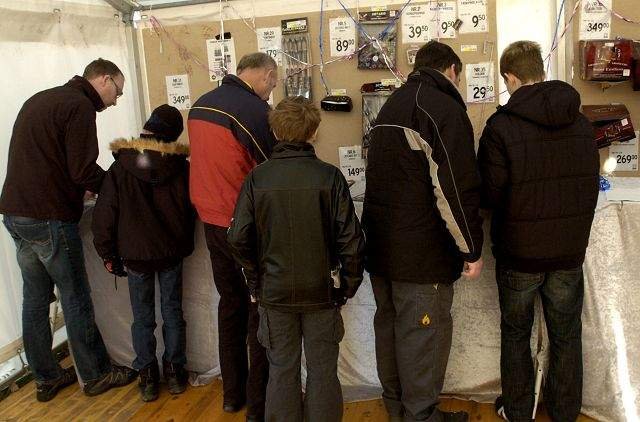 Kalundborg
 Masser af kunder og pænt salg i den dyre ende af skalaen lyder det fra byens fyrværkeriudsalg kort før det store brag.