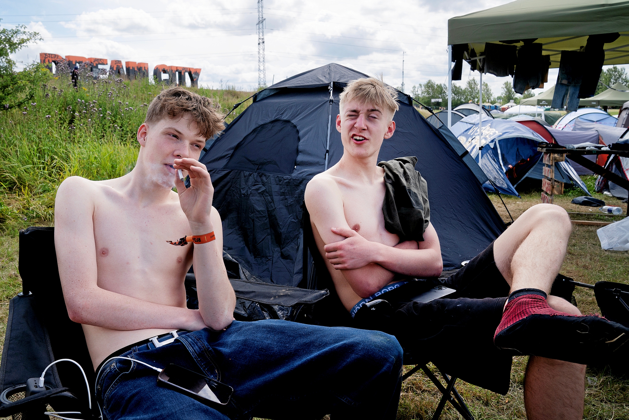 - 21 Savage! Og Brutalismus 3000, Lamin, Icekiid og Gilli. Lineuppet er bedre end sidste år. Det er generelt udmærket, men der mangler nogle store kunstnere. Det er meget tiktok-musik, siger 17-årige Anton Pedersen (th.) og 19-årige Mathias Hørning fra København. - Thomas Olsen - 21 Savage! Og Brutalismus 3000, Lamin, Icekiid og Gilli. Lineuppet er bedre end sidste år. Det er generelt udmærket, men der mangler nogle store kunstnere. Det er meget tiktok-musik, siger 17-årige Anton Pedersen (th.) og 19-årige Mathias Hørning fra København.