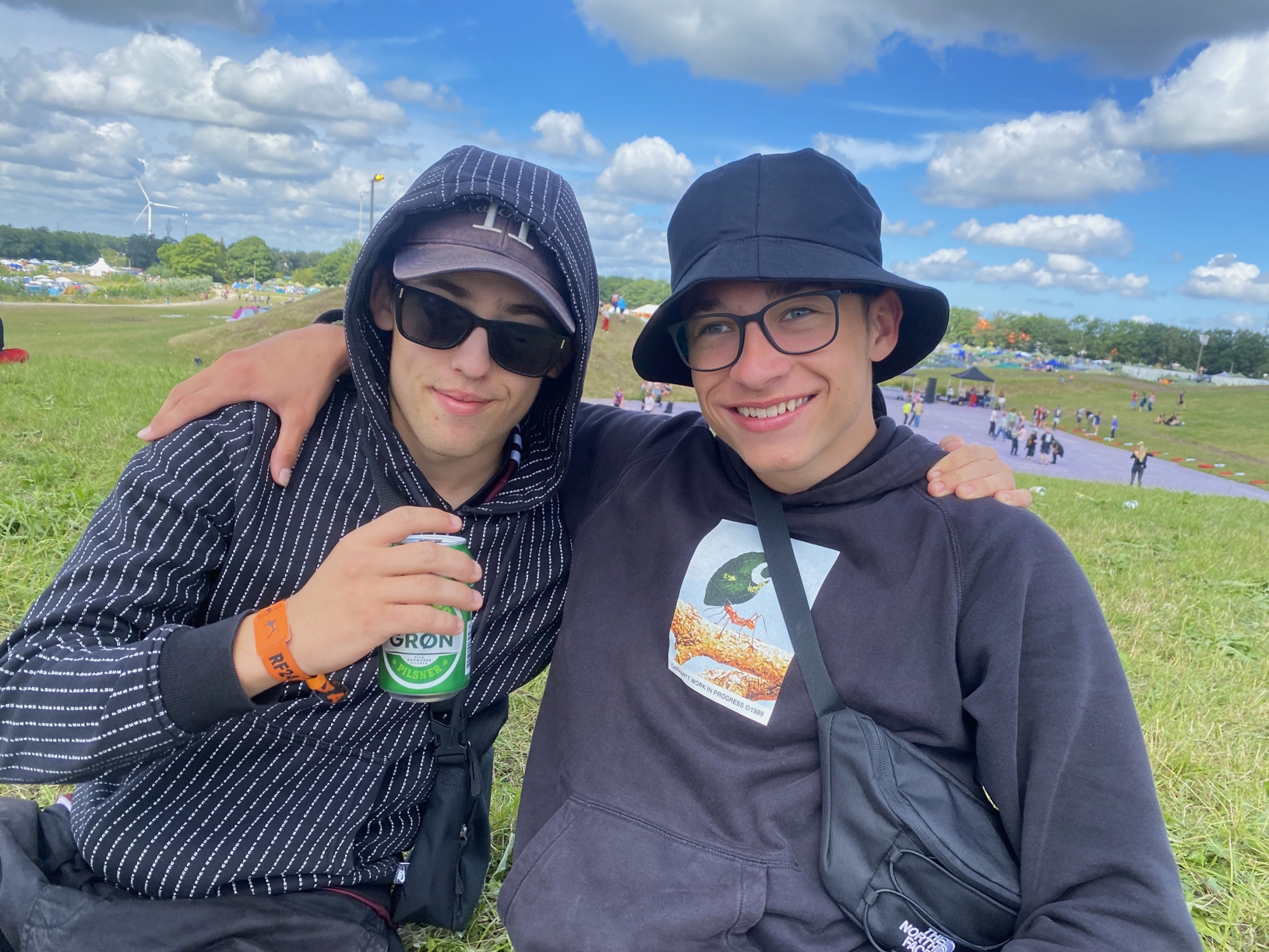 - Vi skal starte med Lamin, der åbner Orange Scene. Gilli er en god contender, og der håber vi, at han kommer til at have mange andre med på scenen. Og 21 Savage bliver crazy. Vi er lidt skuffede over lineuppet i år. Kali Uchis har aflyst, og så kommer Charli XCX i stedet, men der mangler de der store navne. Der er masser af diversitet, men det er meget i de genrer, du ikke kender, siger Emil Kollatz, 20, og Sebastian Andersen, 18, fra Rungsted. - Kristian Jørgensen - Vi skal starte med Lamin, der åbner Orange Scene. Gilli er en god contender, og der håber vi, at han kommer til at have mange andre med på scenen. Og 21 Savage bliver crazy. Vi er lidt skuffede over lineuppet i år. Kali Uchis har aflyst, og så kommer Charli XCX i stedet, men der mangler de der store navne. Der er masser af diversitet, men det er meget i de genrer, du ikke kender, siger Emil Kollatz, 20, og Sebastian Andersen, 18, fra Rungsted.