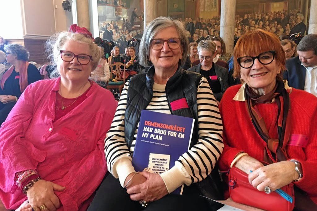 De tre søstre bag den nye bog. Fra venstre er det Lillan, Sussi og Majse Albeck ved demenskonferencen på Christiansborg i 2023.