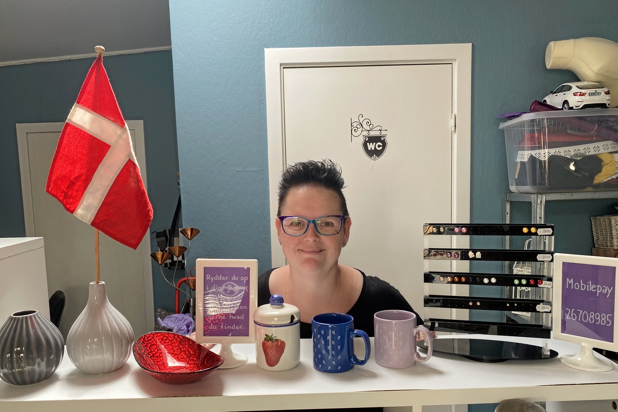 Anita Bjerregaard Tejsner har lidt af hvert på hylderne i Skattekisten