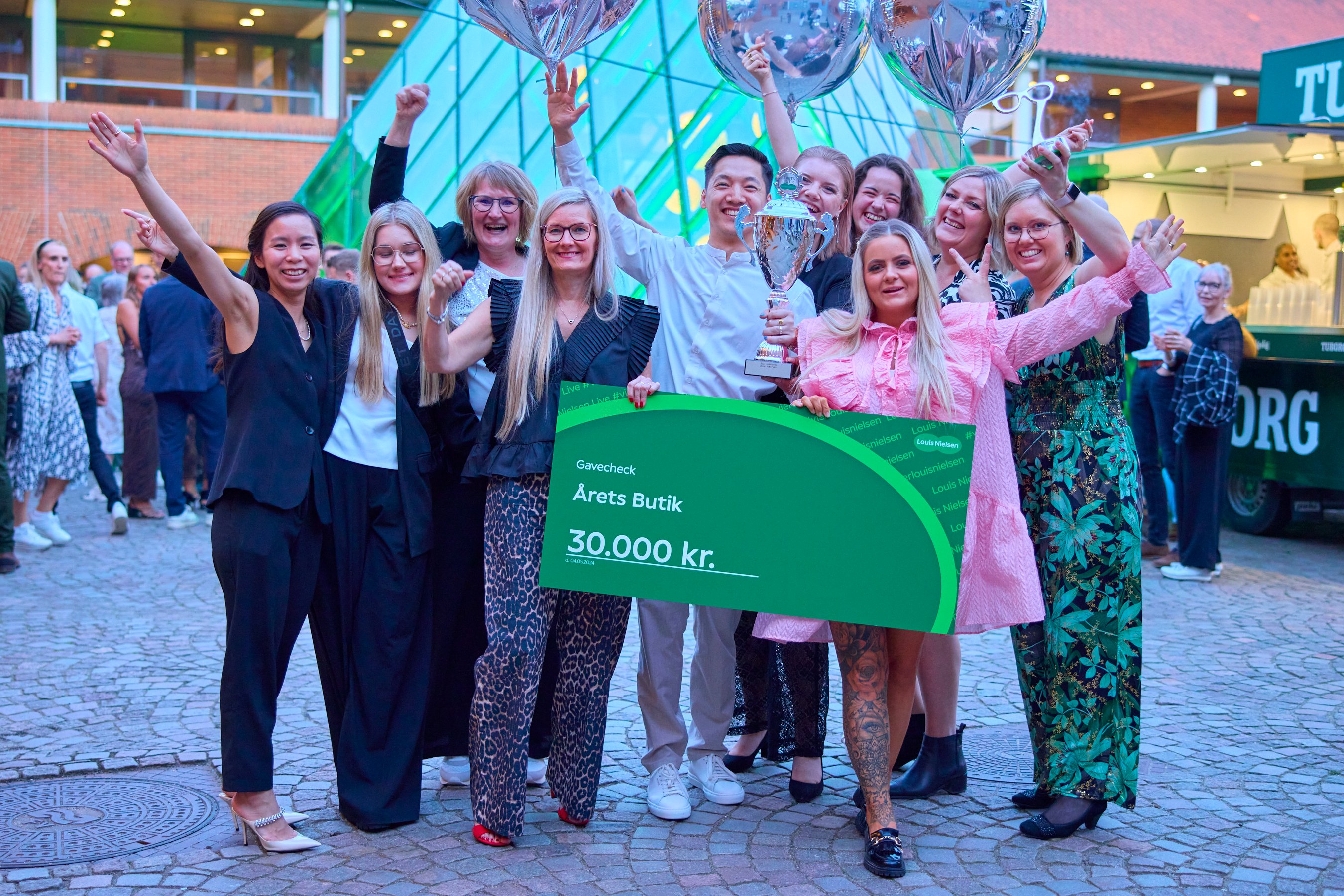 30-årige Brandon Tran er chefoptiker og partner i Louis Nielsen i Næstved og vandt sammen med sine medarbejdere præmien Årets Butik til Louis Nielsens årlige medarbejderseminar.
