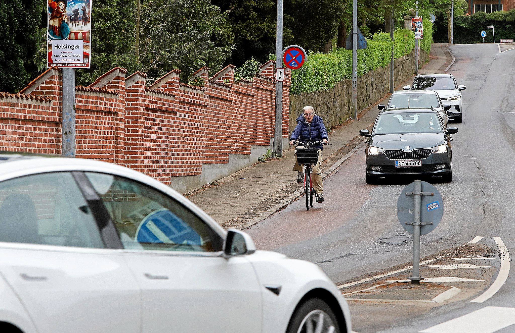 Der skal laves en ny cykelsti på Møllebakken i Helsingør. Vejen er ikke bred nok, og derfor må man rive muren til kirkegården ned for herefter at opføre en ny og anderledes mur længere inden på grunden.