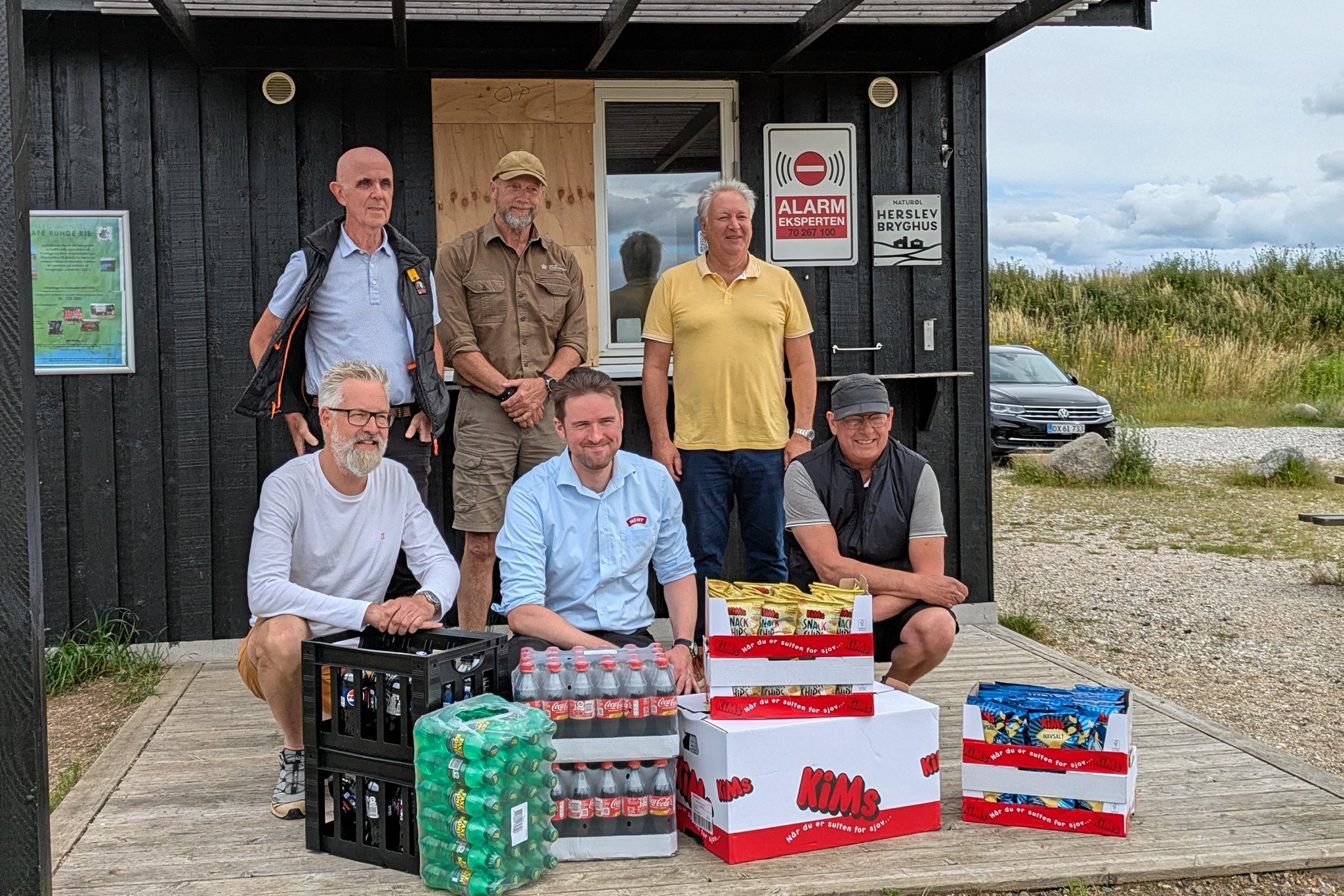 Café Runde Rie har oplevet stor opbakning efter indbruddene. Stående fra venstre ses Flemming Sommer, Café Runde Rie, Henrik Jørgensen, Naturstyrelsen og Henrik Heldarskard, Alarm Eksperten, Roskilde. Siddende fra venstre: Tim Bang, Svogerslev Lokalråd, Mark Aagaard, Meny i Svogerslev, og Jens Kærgaard Sørensen, Café Runde Rie.