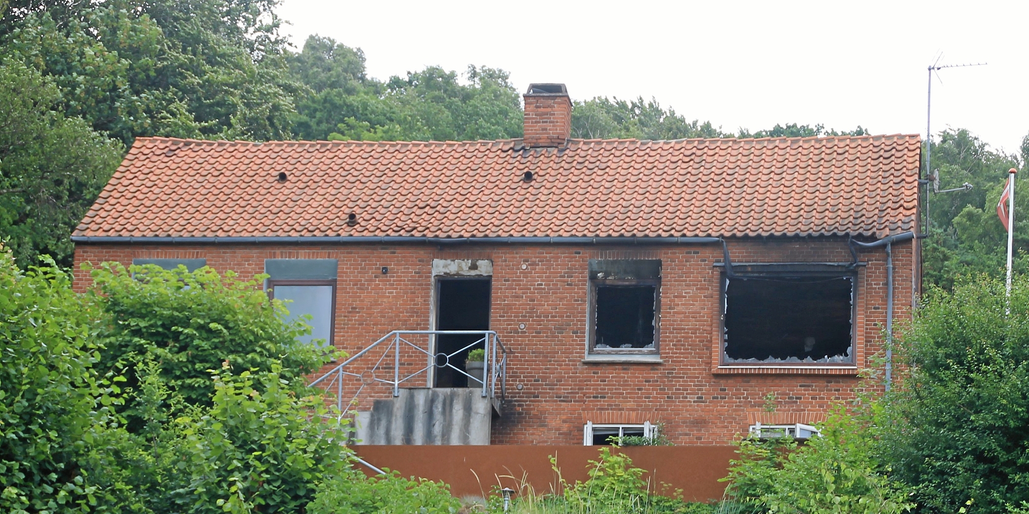 Huset på Heilmansvej er ifølge indsatslederen nedbrændt og har lidt stor skade indvendig. - Thomas Quvang Huset på Heilmansvej er ifølge indsatslederen nedbrændt og har lidt stor skade indvendig.