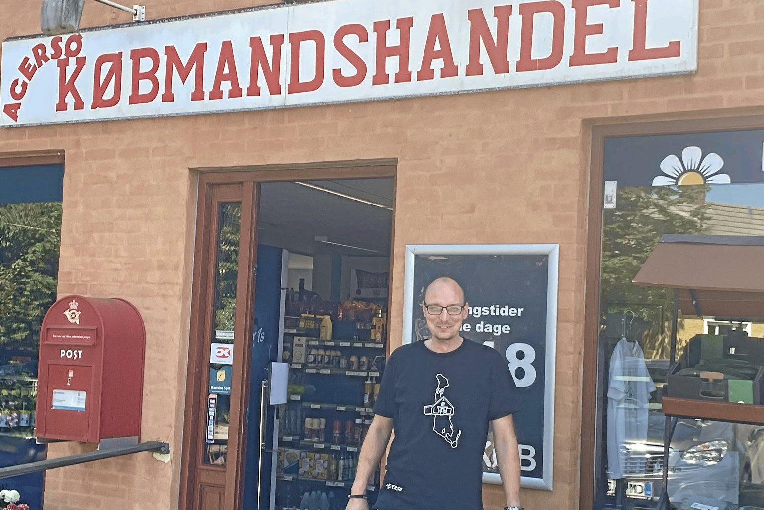 Carsten Rasmussen fra Agersø Købmandshandel bliver formentlig lettere at lokke til frikadellestegningen i fremtiden.