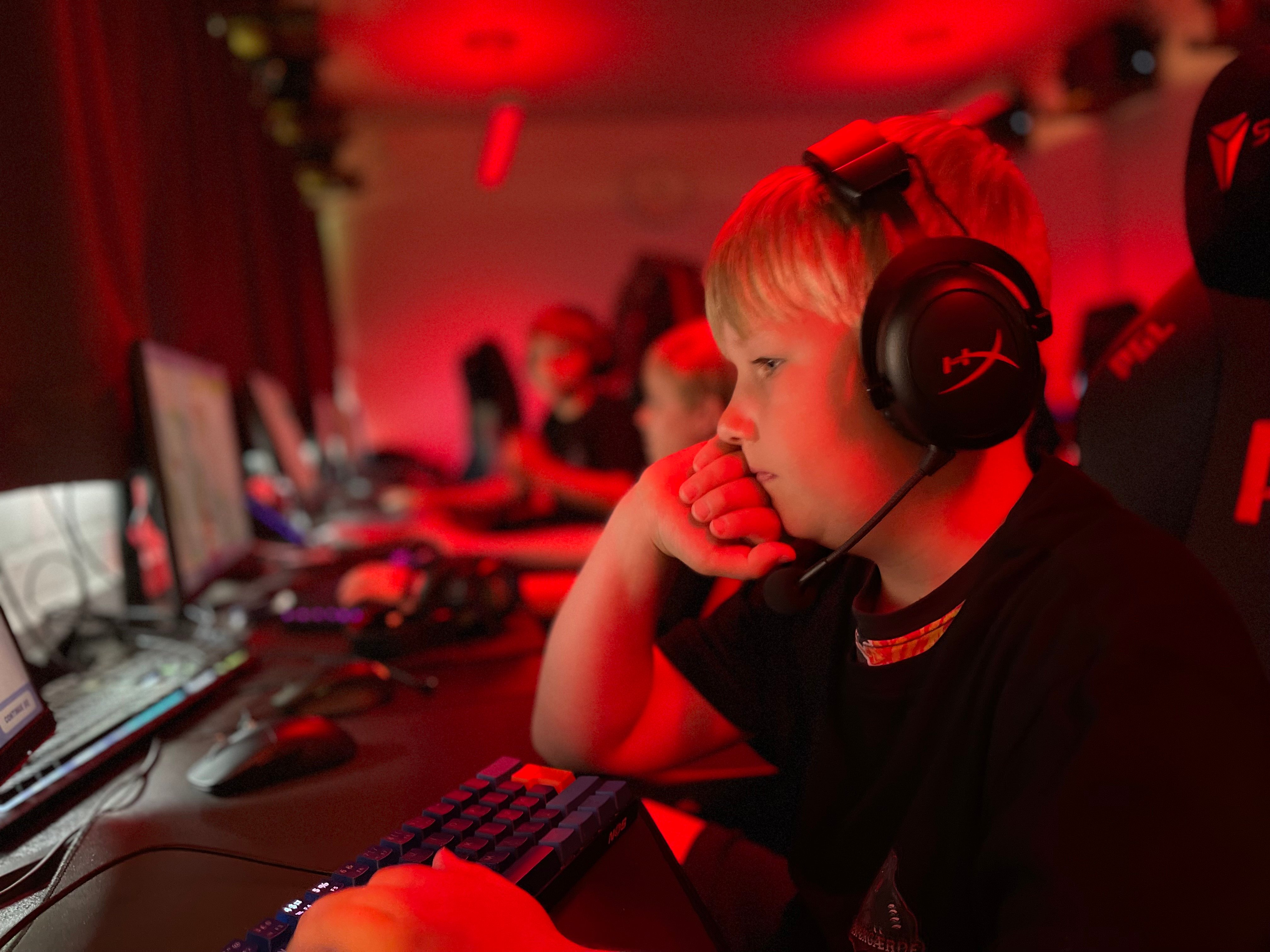 Dyb koncentration ved computeren i klubben.