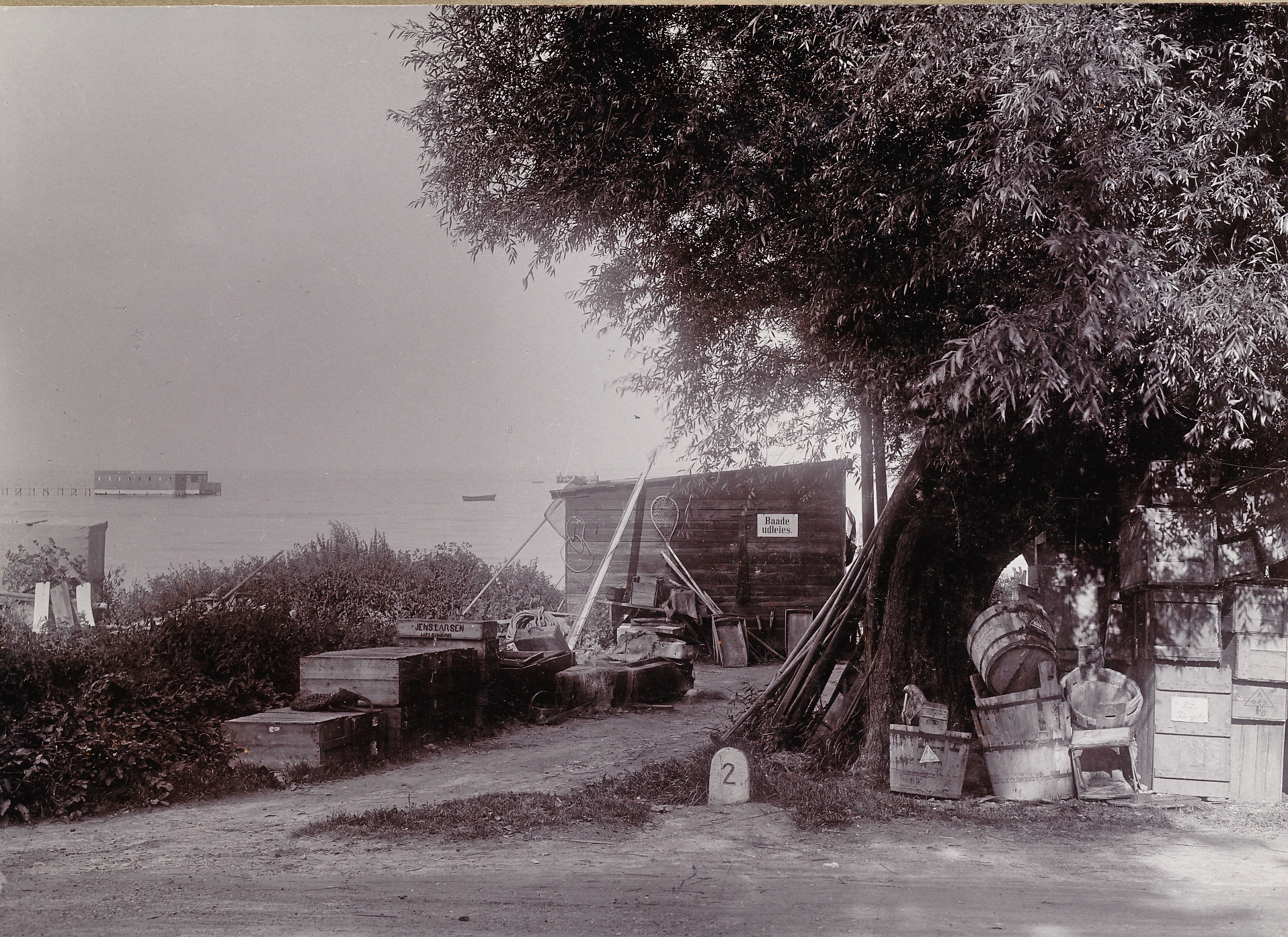 Rungsted Fiskerleje, ved Strandvejen ud for Chr. Jensens stejleplads, 1914. På billedet ses hyttefade og gamle sæbebøtter fra købmand Jørgensens butik på den anden side af gaden. Rungsted Fiskerleje, ved Strandvejen ud for Chr. Jensens stejleplads, 1914. På billedet ses hyttefade og gamle sæbebøtter fra købmand Jørgensens butik på den anden side af gaden.