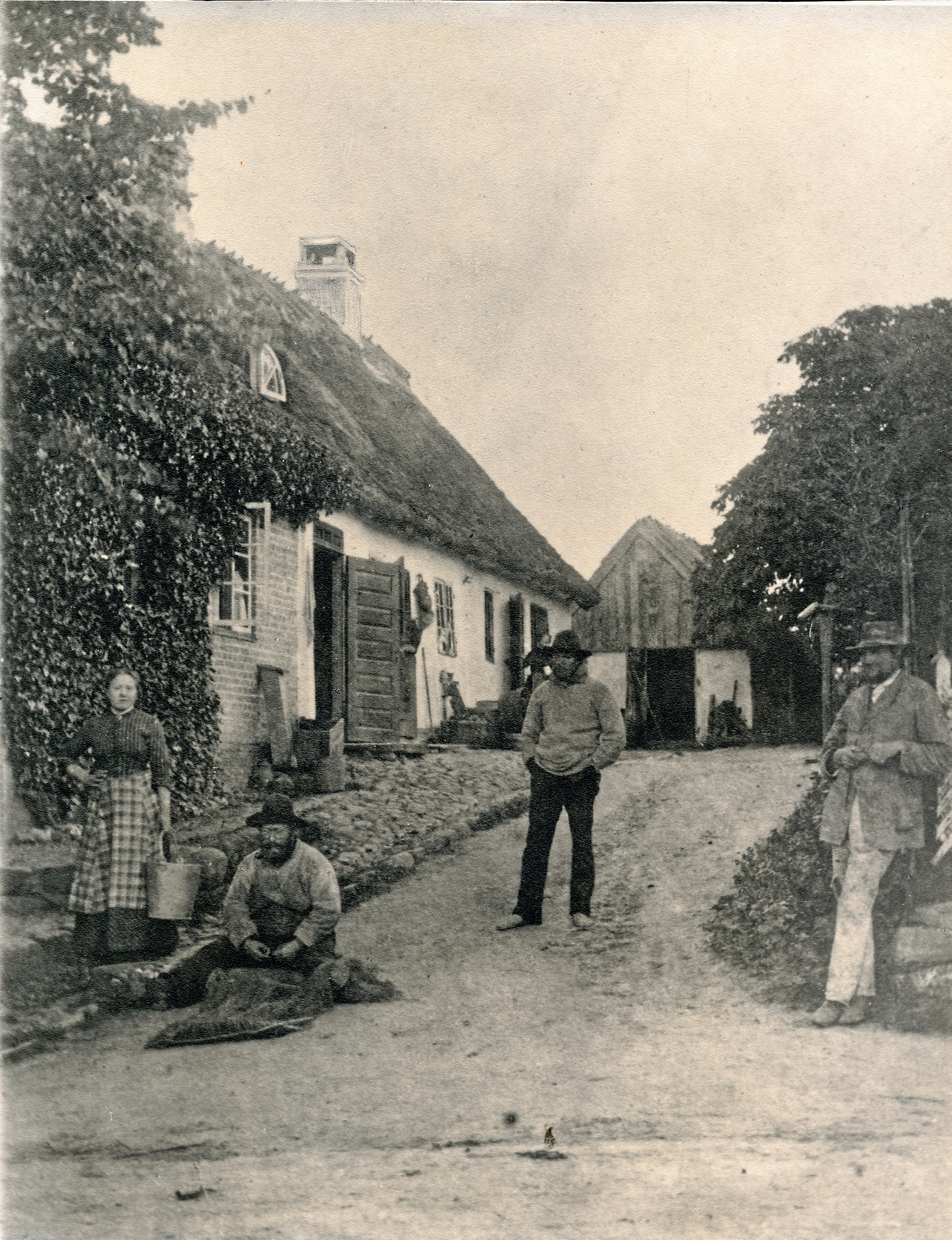 Rungsted Fiskerleje i slutningen af 1800-tallet. Siddende på jorden ses Strandfoged Christian Jensen. Huset til venstre brændte i 1941, og tilhørte da fisker Sophus Andersen. - Foto: Hørsholmarkivet Rungsted Fiskerleje i slutningen af 1800-tallet. Siddende på jorden ses Strandfoged Christian Jensen. Huset til venstre brændte i 1941, og tilhørte da fisker Sophus Andersen.