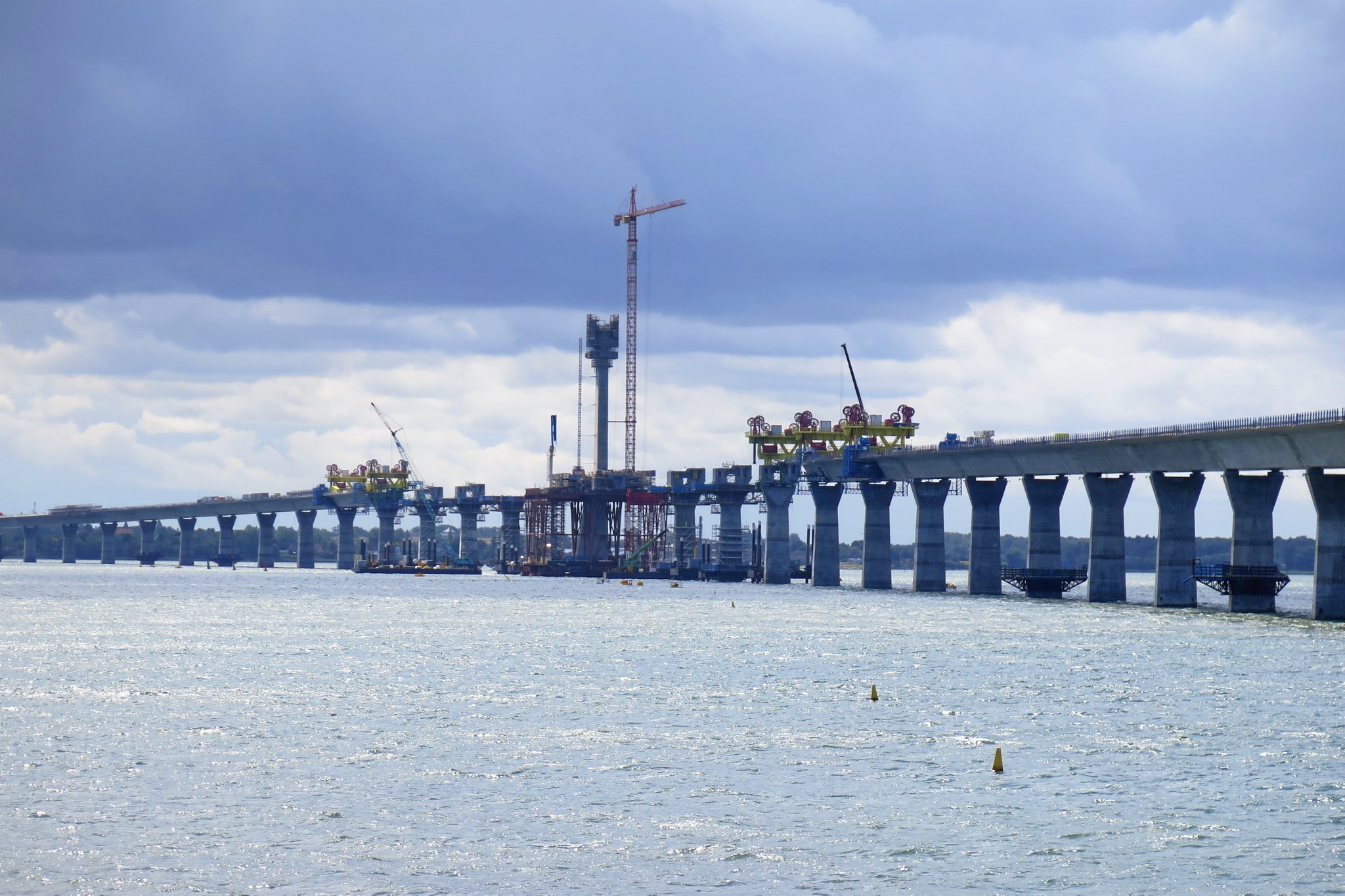 Storstrømsbroen er en meget dyr omgang for de italienske brobyggere, der har måttet låne penge af staten for at kunne fortsætte byggeriet.