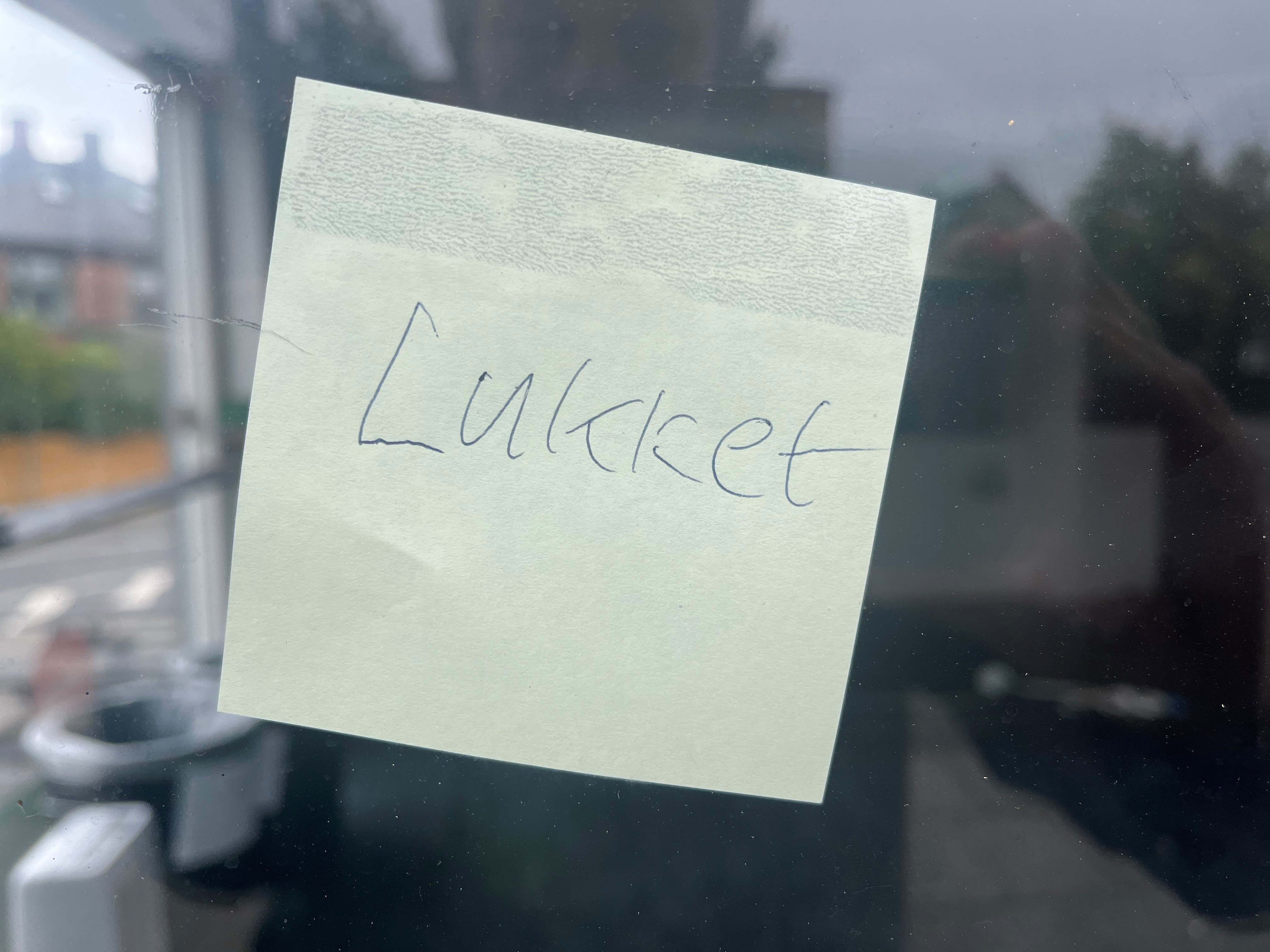 Her ses sedlen, der er sat på hoveddøren til burgerbaren.