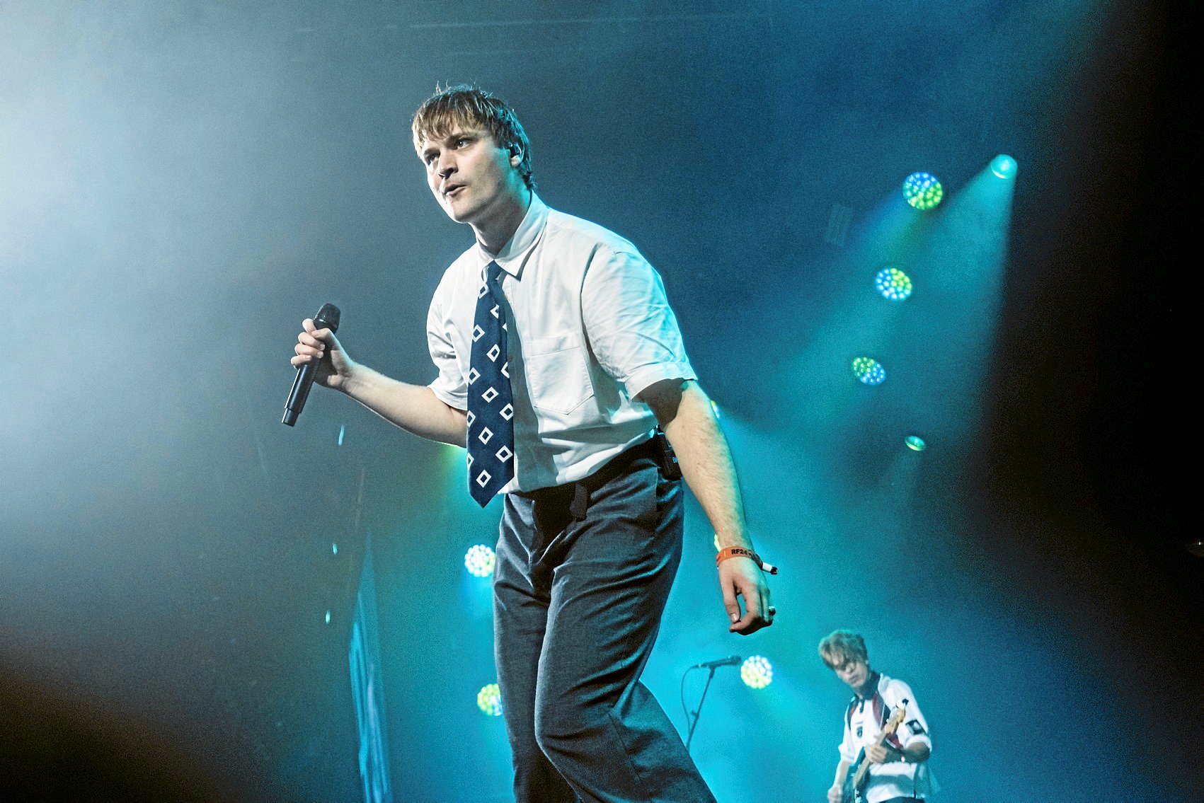 Forsanger Emil Wammen kom ud over scenekanten, da Zar Paulo åbnede Arena-scenen torsdag på Roskilde Festival.