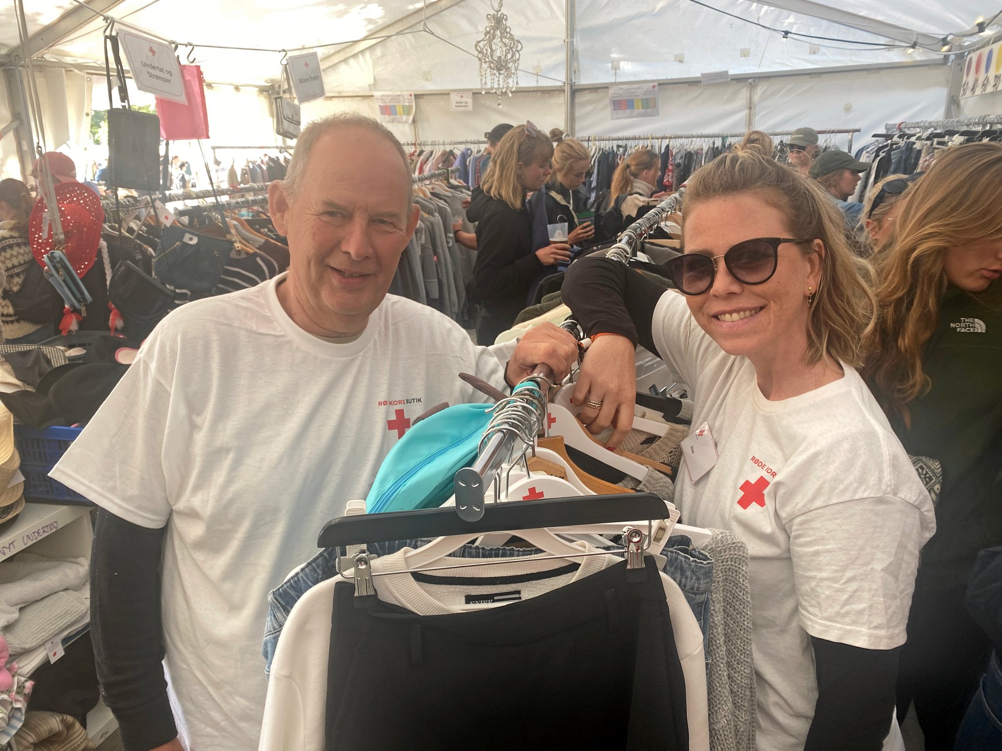 Formand for Røde Kors Roskilde, Claus Bang Hansen var alene, da kunderne væltede ind til klokken tre om natten. Her ses han i butikken med Stine Ramlyng, der er frivillig og er med i styregruppen bag butikken.