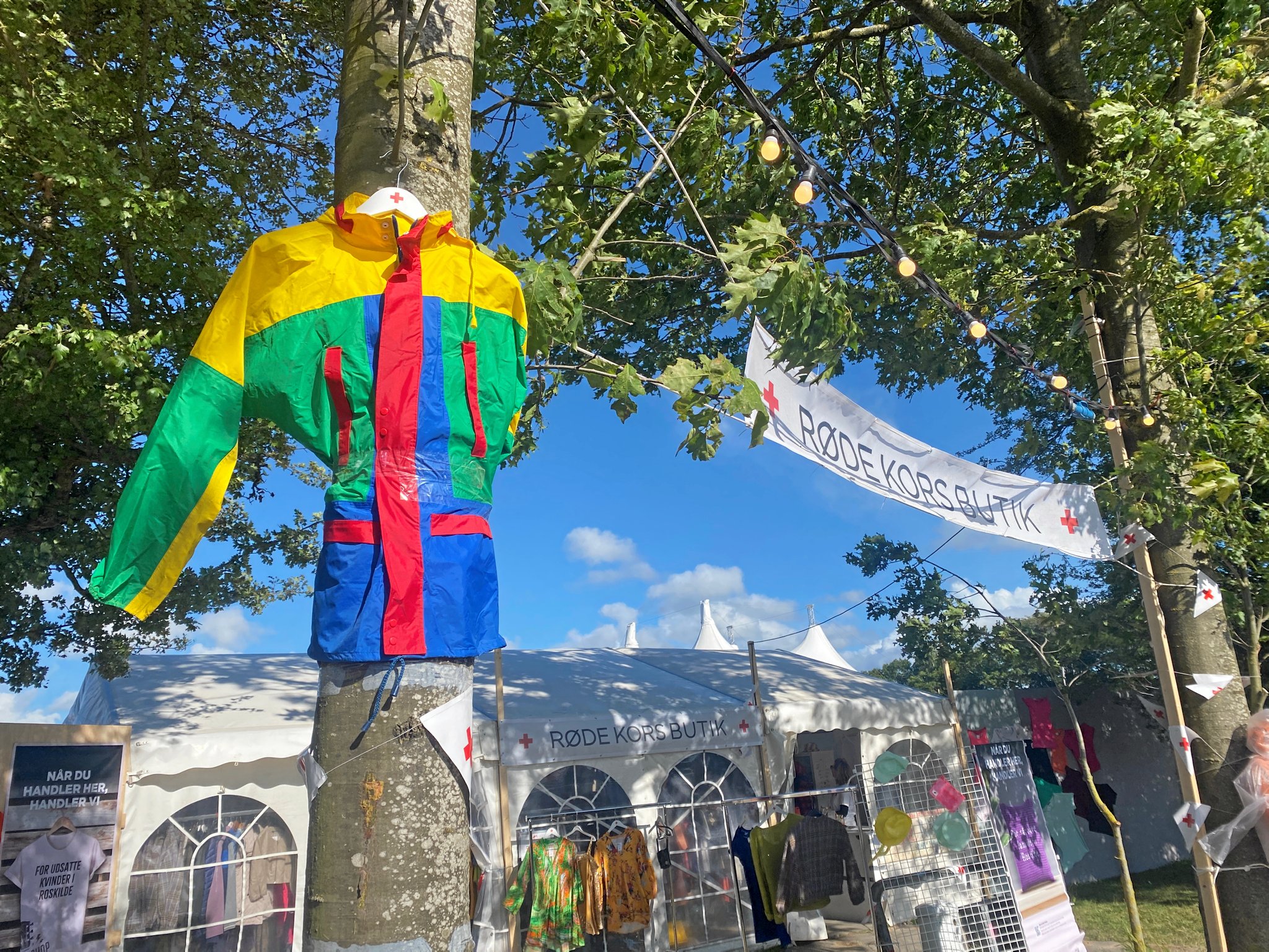 Røde Kors havde for første gang en butik på Roskilde Festival. Det var en succes.