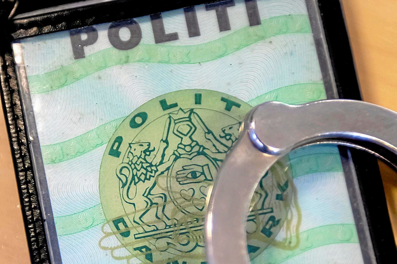 Det lykkedes ikke bare en, men hele to kvinder at ende i detentionen natten til lørdag.