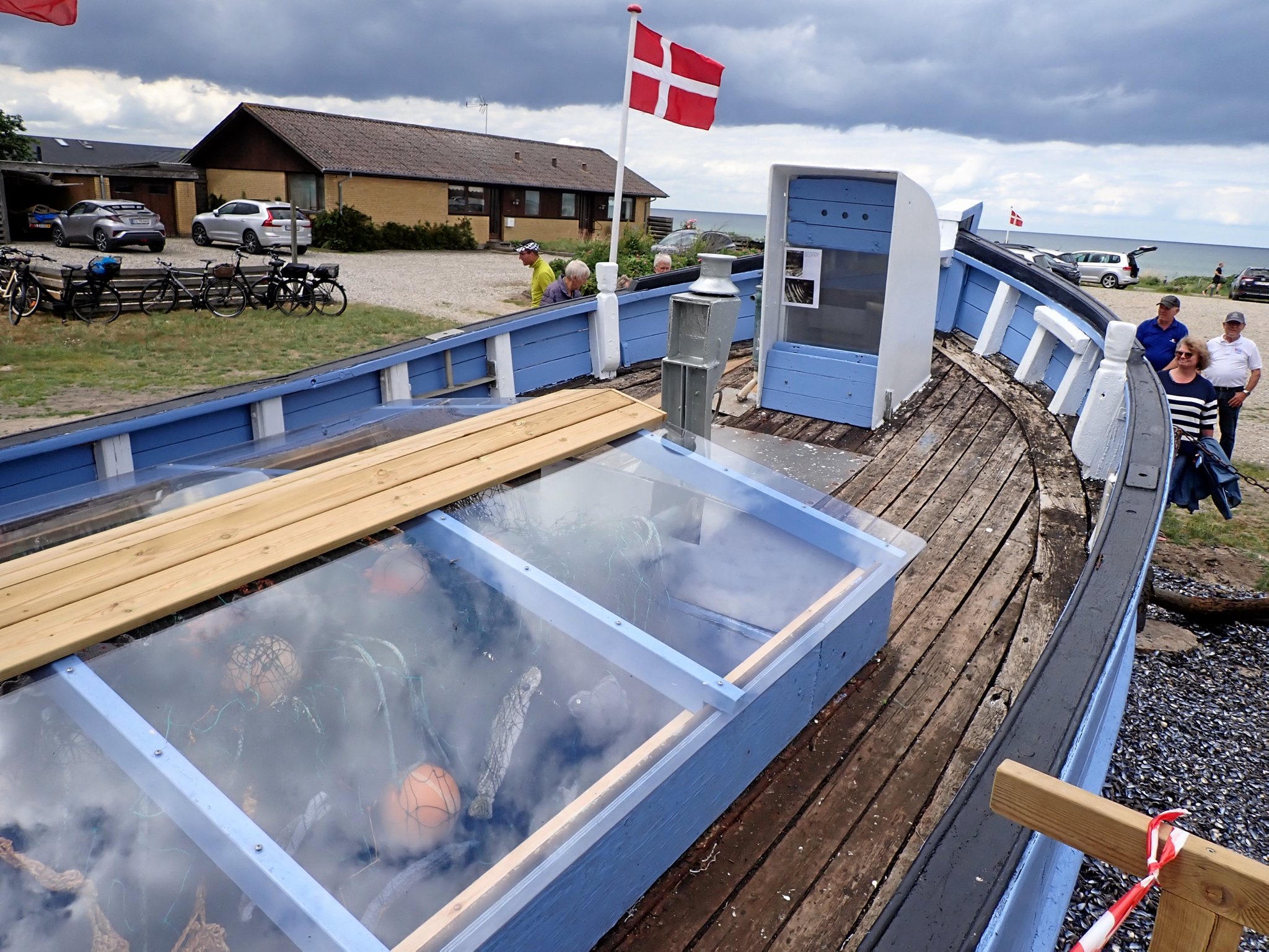 Der er komme nye ruder i, så man kan se ned i lastrummet. - Kapduens Venner Der er komme nye ruder i, så man kan se ned i lastrummet.