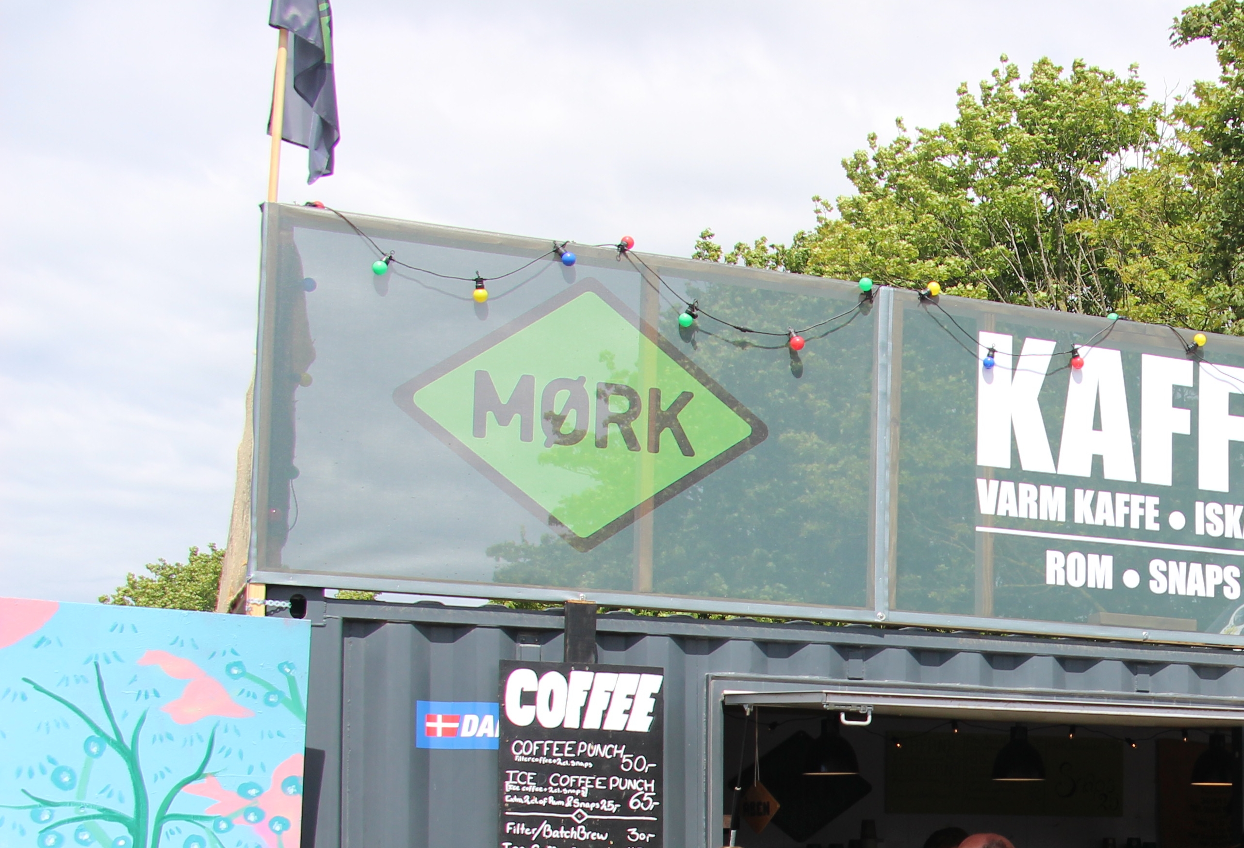 Mørk Kaffe har banket festivalboden op på meget kort tid. - Kristian Jørgensen Mørk Kaffe har banket festivalboden op på meget kort tid.