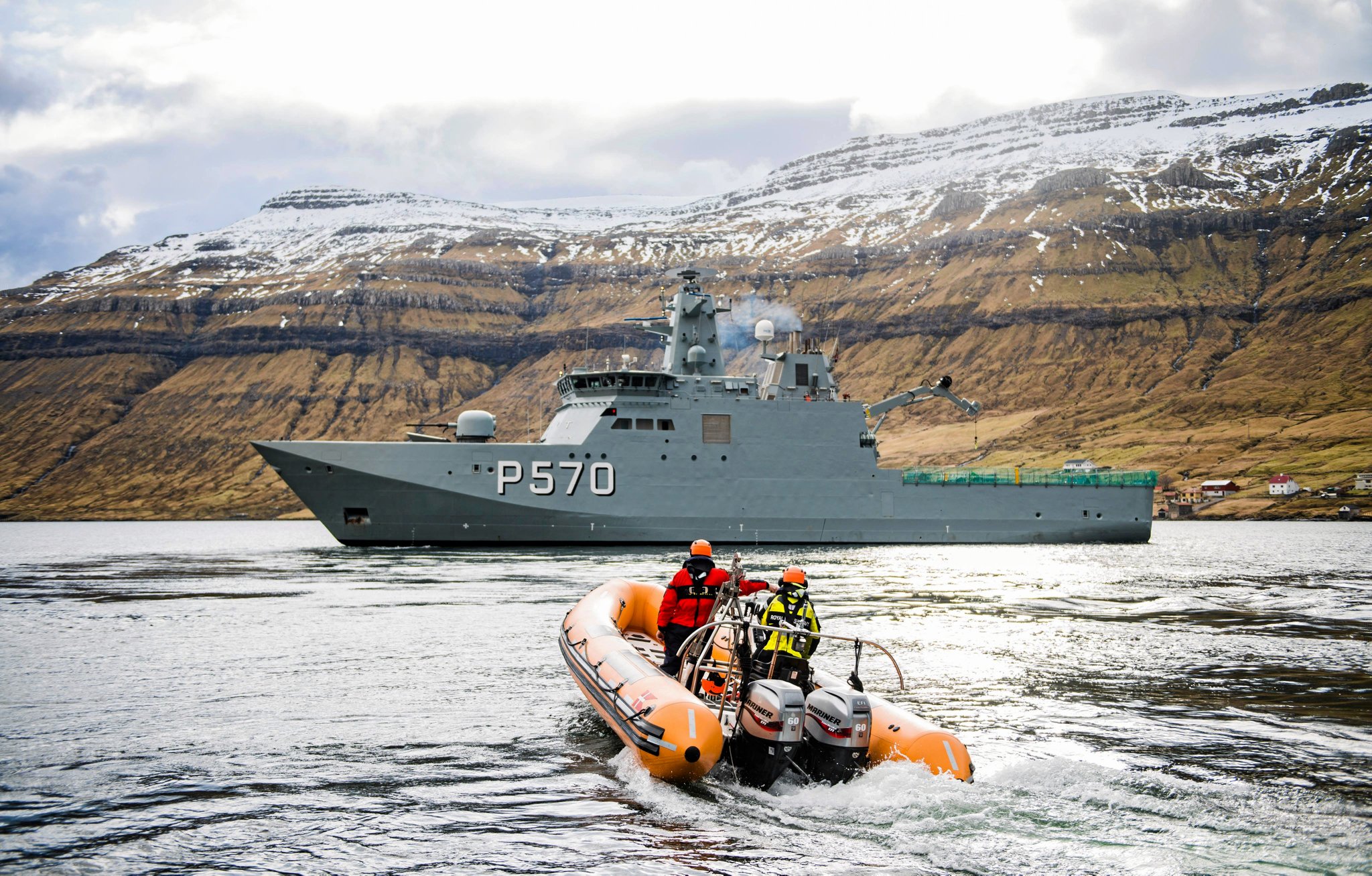 Forsvaret skal hastanskaffe 15 nye redningsbåde. De skal erstatte både fra firmaet Pro-Safe, som forsvaret ikke længere finder sikre at sejle i. På billedet er det en redningsbåd fra Pro-Safe ved inspektionsskibet P570 Knud Rasmussen.