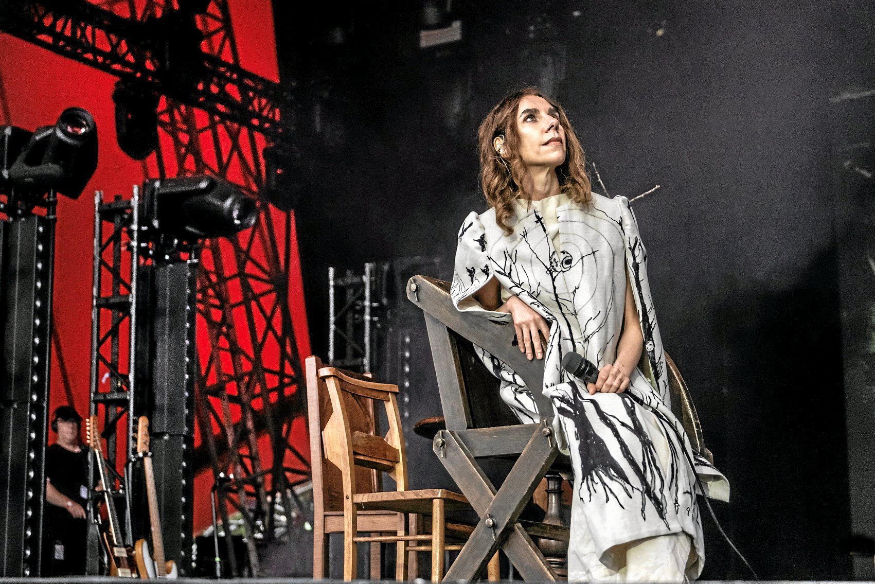 PJ Harveys koncert på Orange Scene var fyldt med koreografi og rekvisitter.