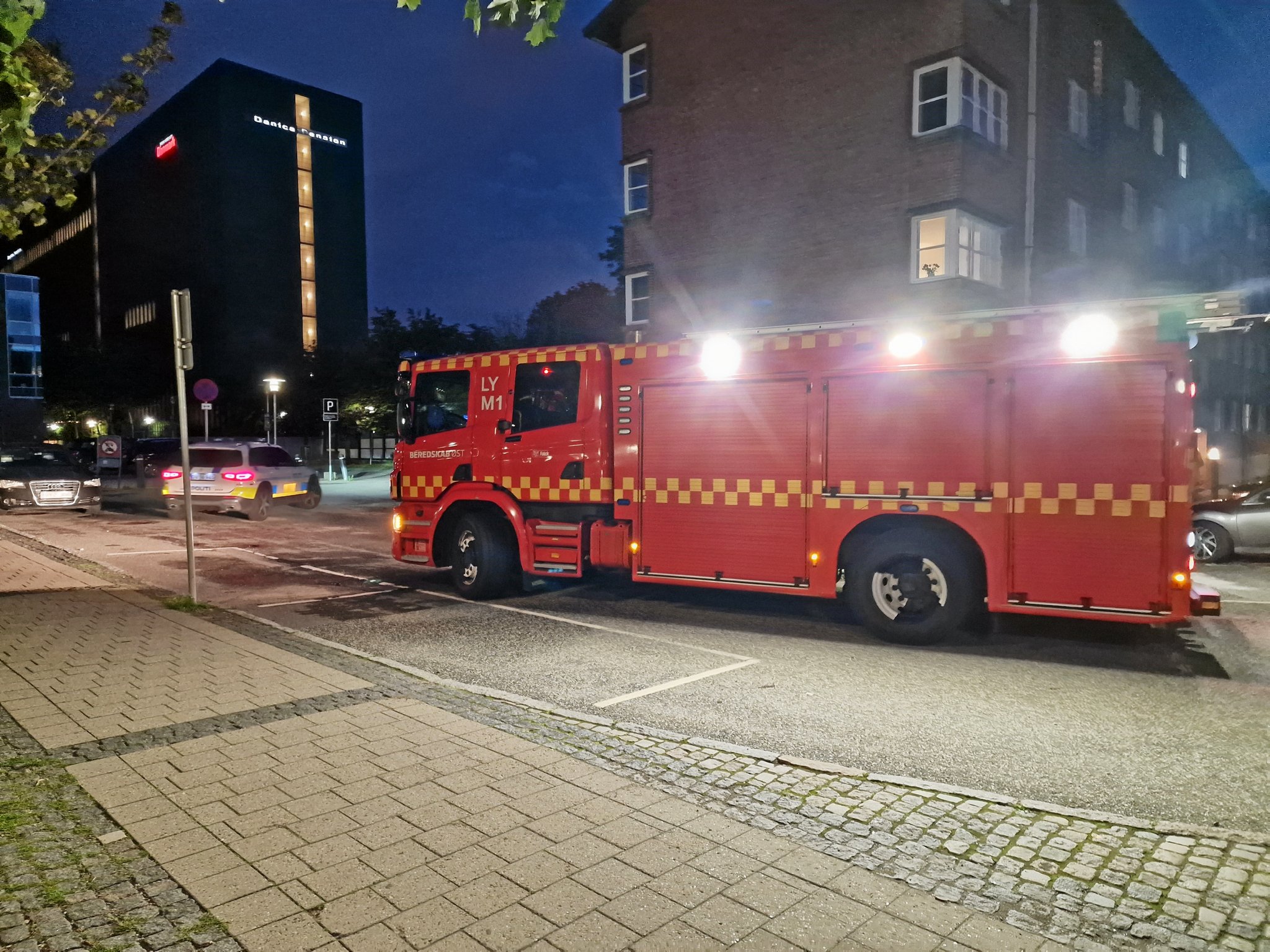 Der måtte tilkaldes assistance fra brandvæsenet til at fjerne blodet.