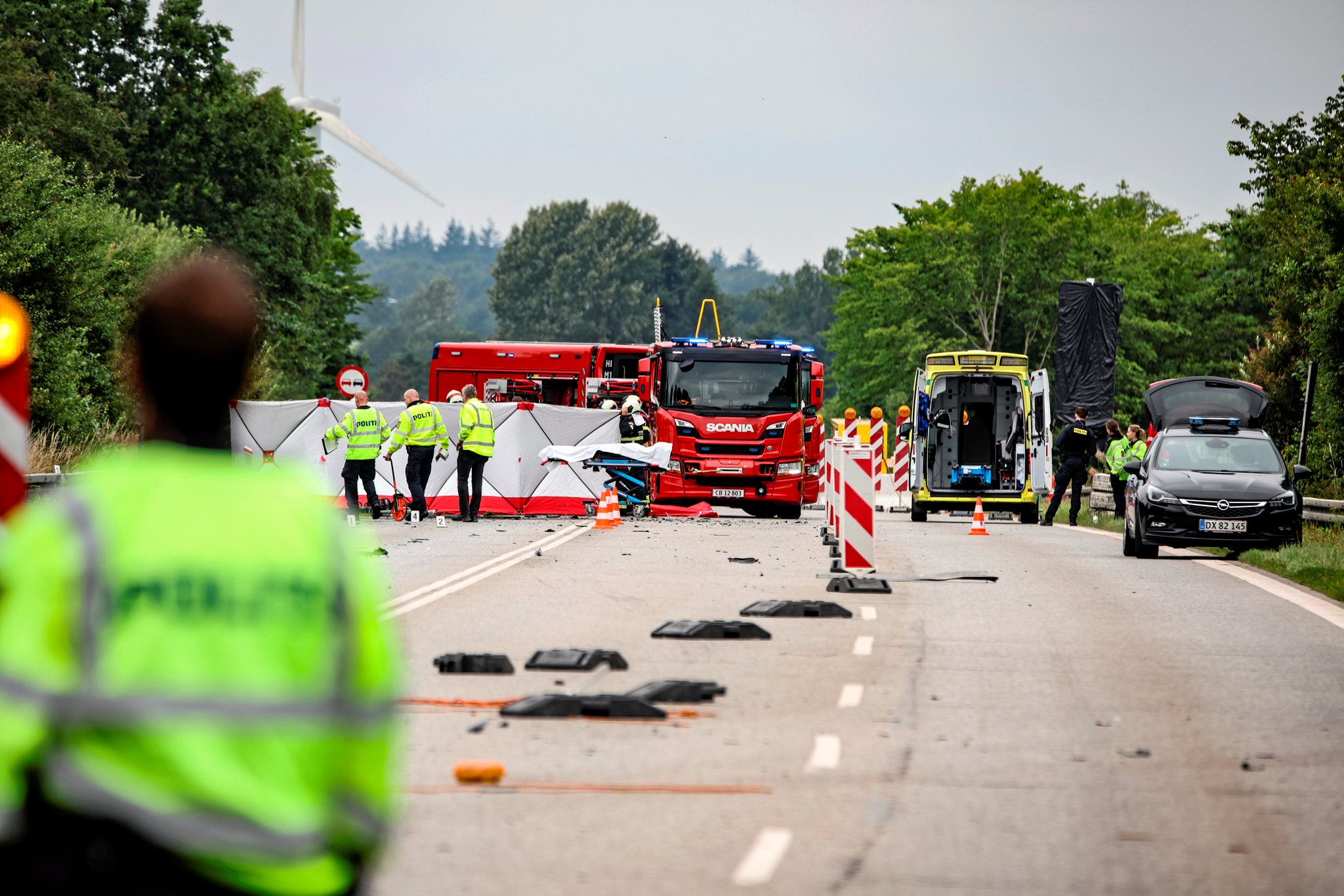 Lørdag morgen krævede en ulykke på Hillerødmotorvejens forlængelse ved Brødeskov tre dødsofre, mens to børn blev svært kvæstede.