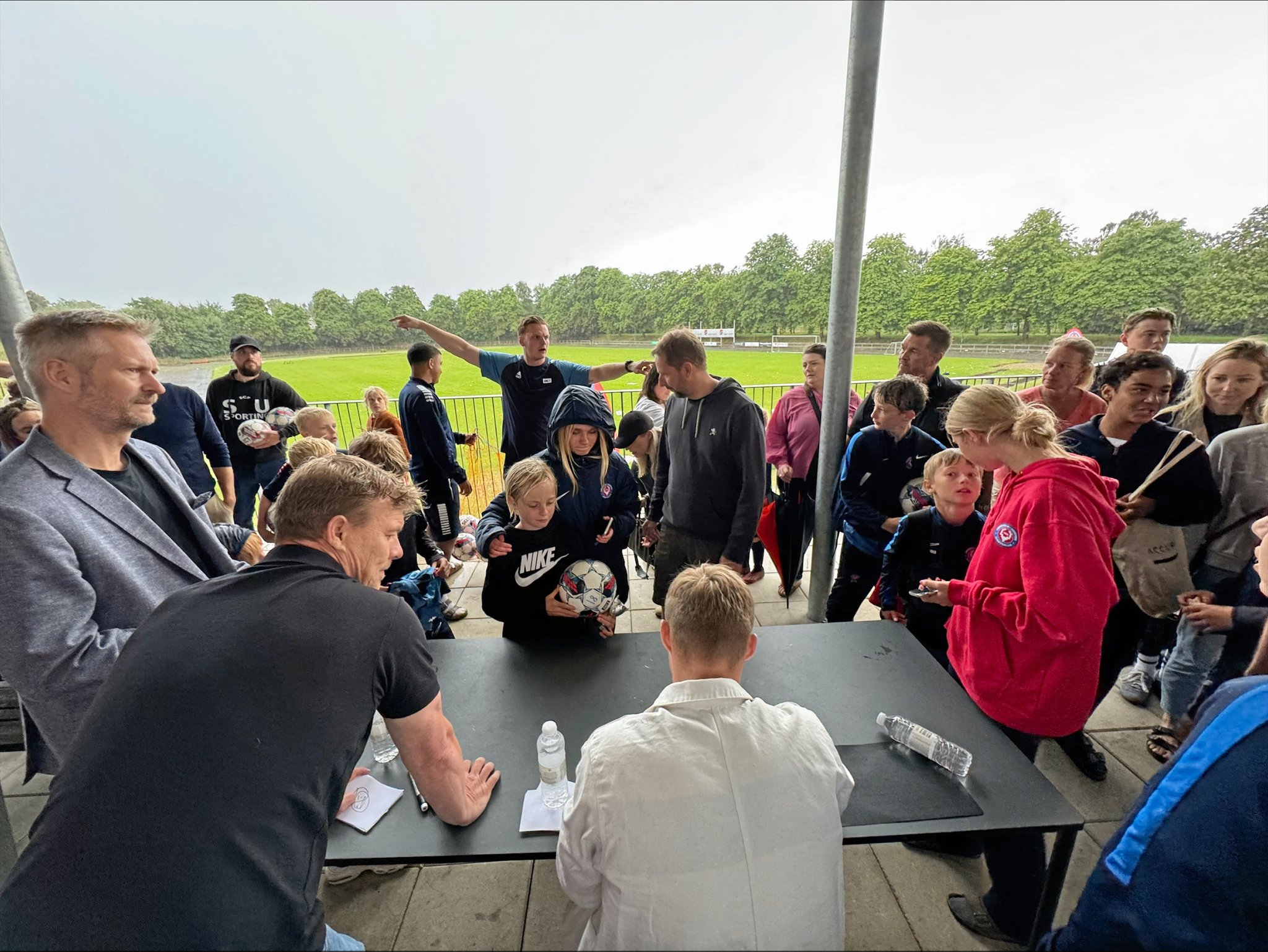 Den danske EM-angriber havde god tid til at skrive autografer og hilse på de mange deltagere ved HUI Foldbods sommercamp.