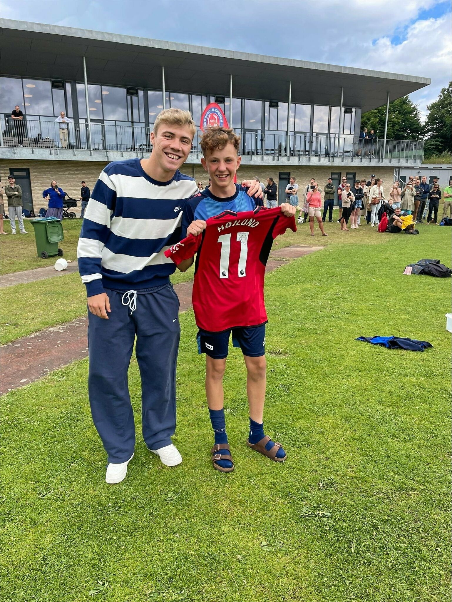 Fodboldstjernen Rasmus Højlund på sin gamle hjemmebane i Hørsholm, hvor han udloddede tre Manchester United-trøjer til campdeltagerne. - Presse Fodboldstjernen Rasmus Højlund på sin gamle hjemmebane i Hørsholm, hvor han udloddede tre Manchester United-trøjer til campdeltagerne.
