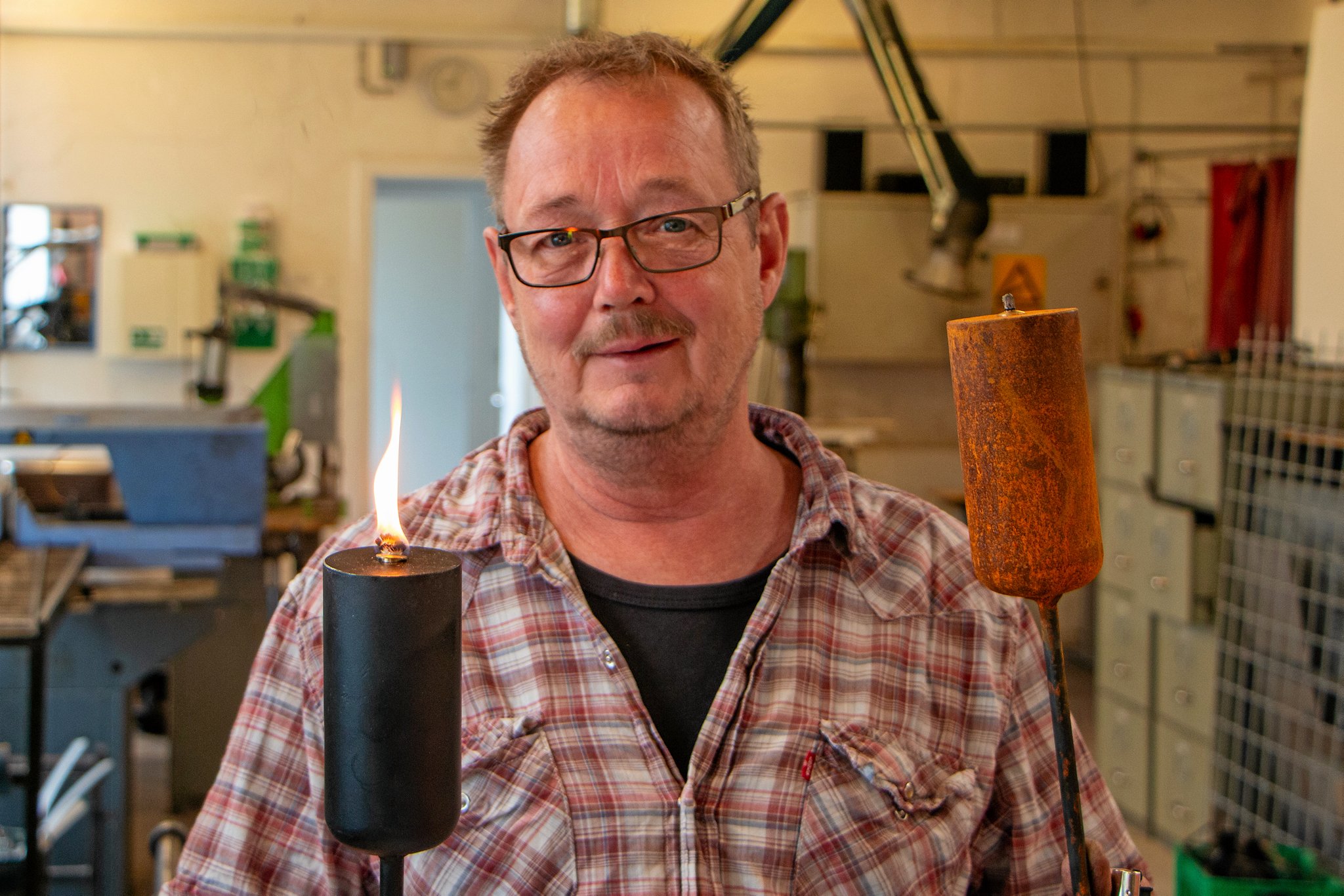 Niels Borum er smed og ansat som instruktør på SOVI’s beskyttede produktionsværksted.