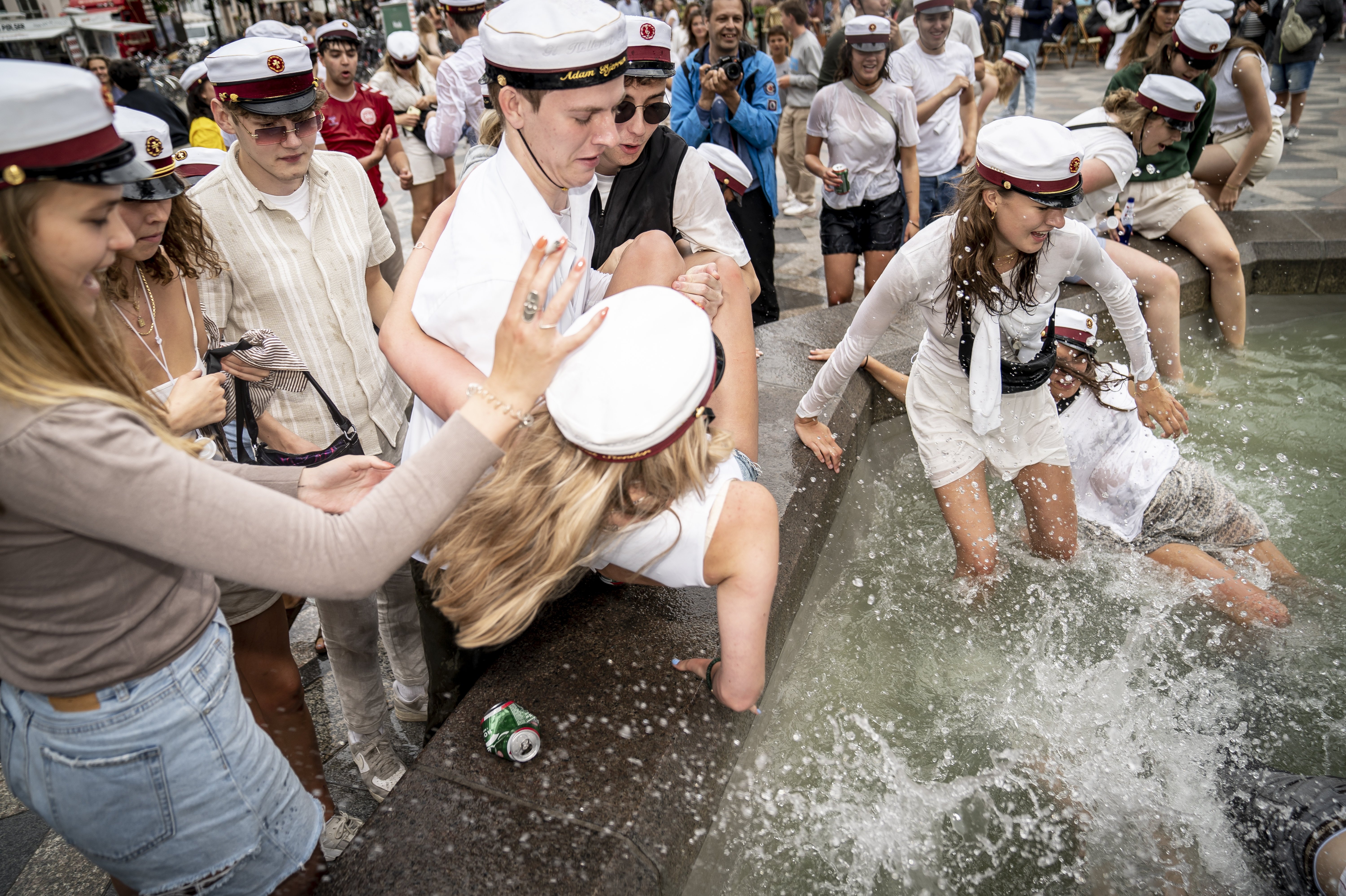 Det er en tradition i København, at studenter på studenterkørsel stopper ved Storkespringvandet og bader i det. Billedet er fra 2021.