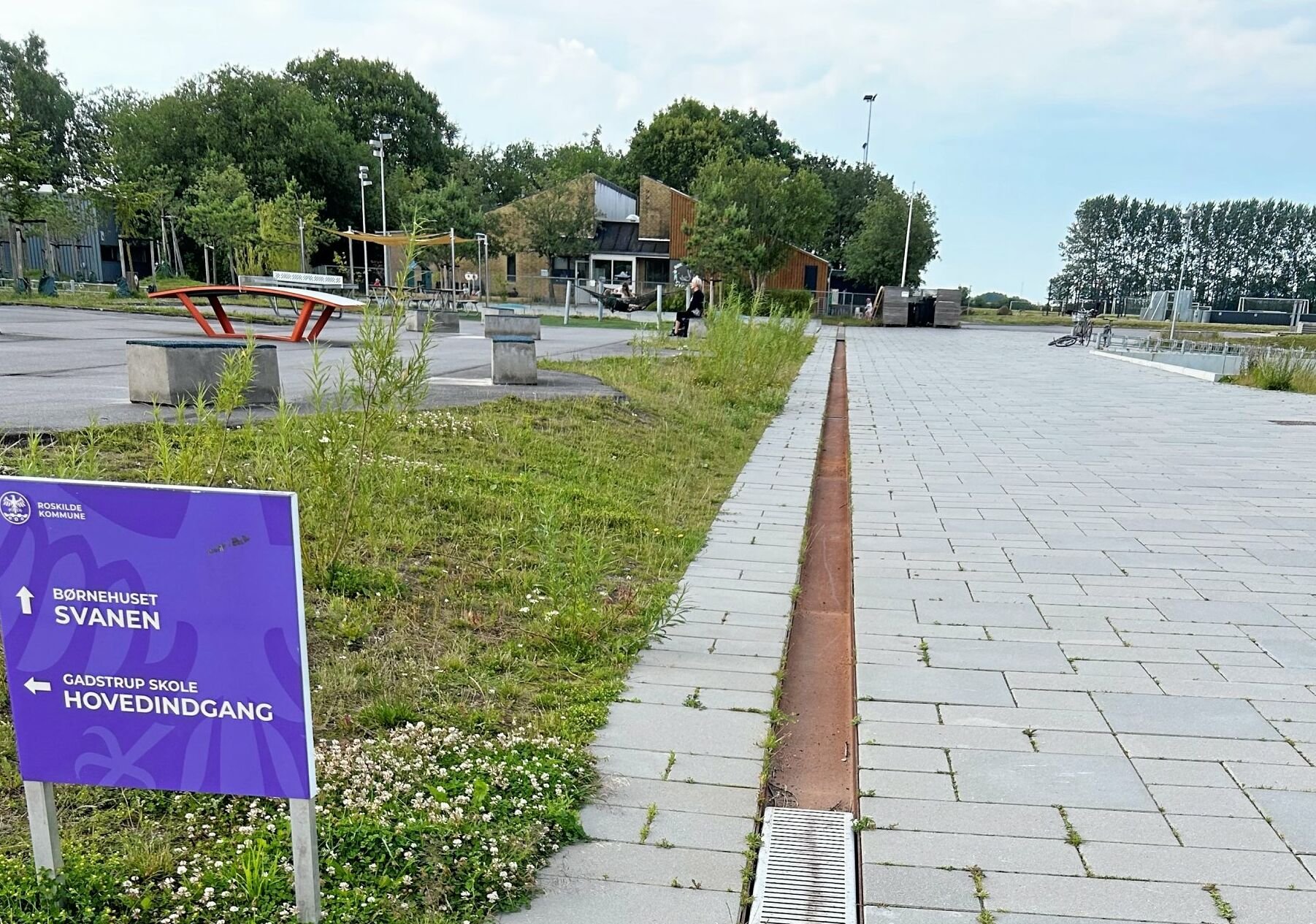 Af bl.a. æstetiske årsager og for at indbyde til leg er vandrenderne oprindeligt designet uden riste.