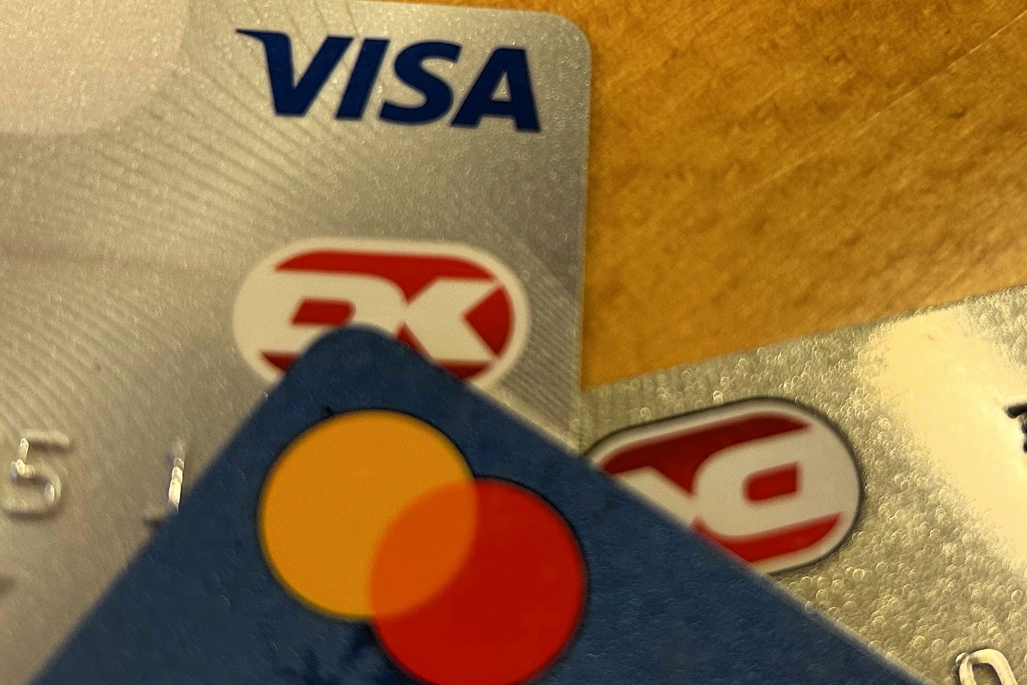 Man skal hurtigt kontakte sin bank, hvis man oplever uautoriserede transaktioner på sin bankkonto.