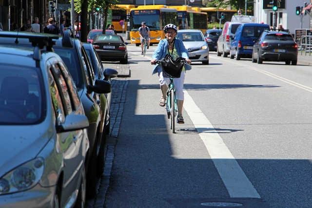 Det er ikke sjovt, men det skal gøres. Jernbanegade spærres for trafik i næsten to uger, for vejen skal have ny asfalt.