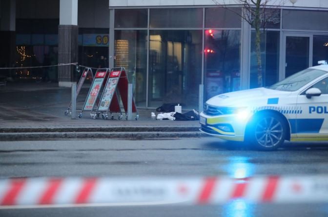 Lige der bag politibilen blev en tilfældig kvinde for nyligt stukket i halsen. Presse-fotos.dk