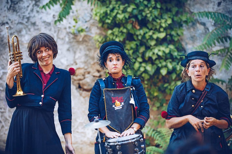 Skal du have din store kærlighed med til gadeteaterfestival? Så anbefaler teaterdirektøren denne forestilling. Publikum er vidne til en begravelse, der går helt galt...