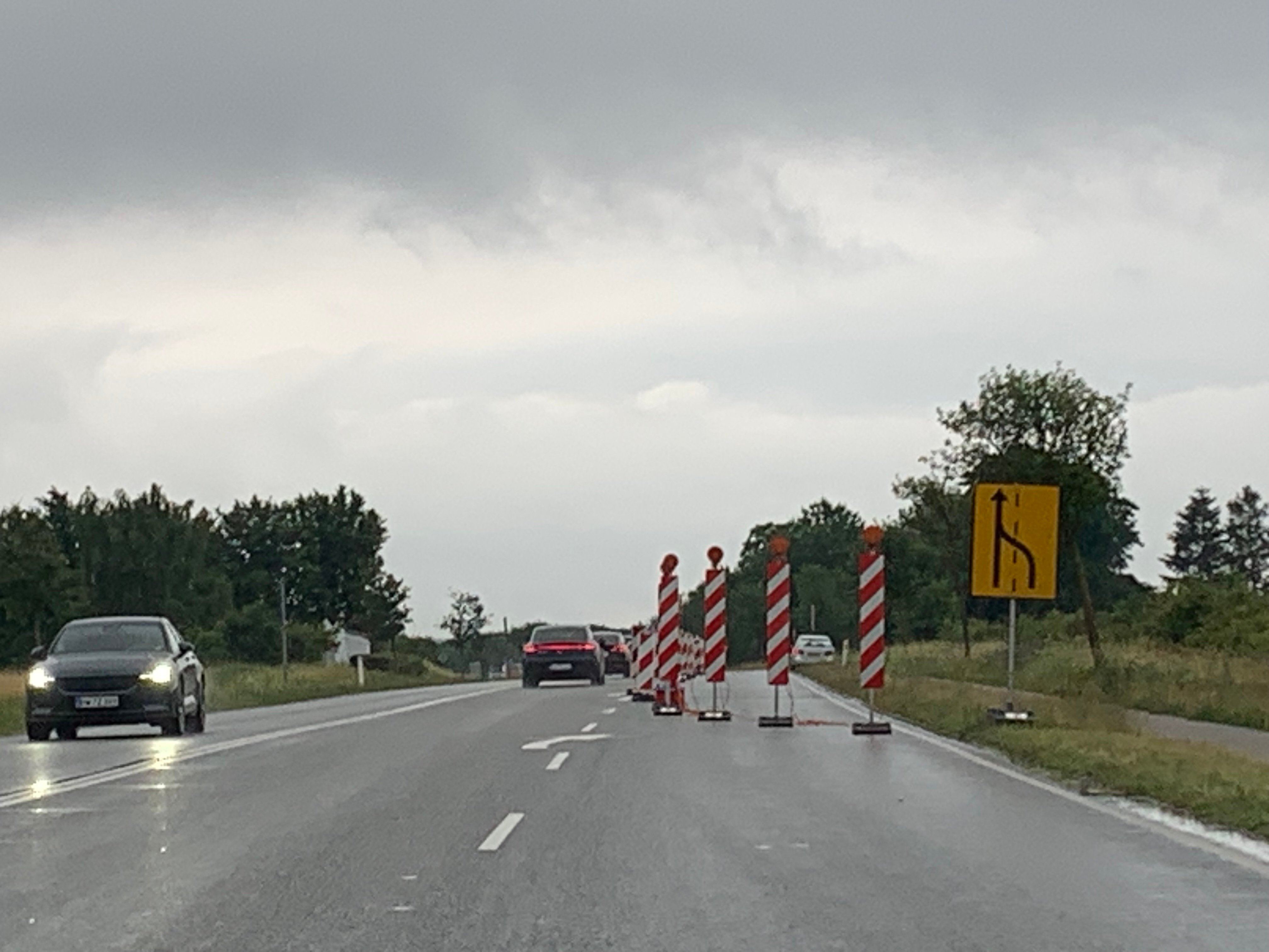 Frederiksborgvej er pludselig blevet snævret ind, og det kommer den til at være i et længere stykke tid.