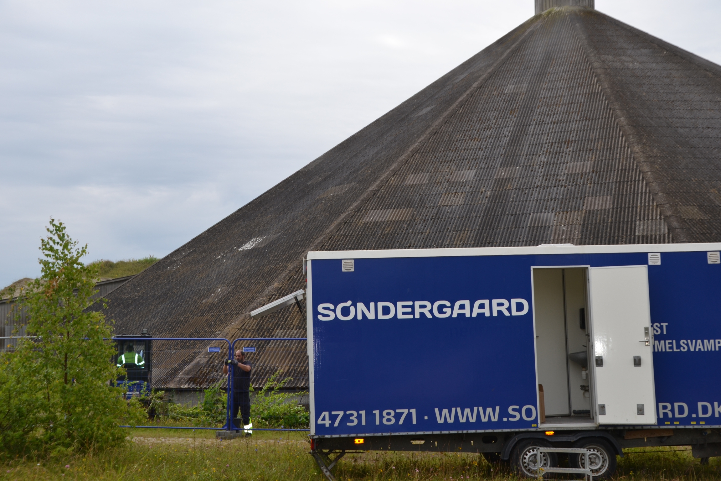 Pyramiden blev opført i 1950'erne til at tørre kalken fra bruddet i Boesdal. I juli 2024 gik arbejdet med at udskifte de gamle, asbestholdige tagplader i gang. - Klaus Slavensky Pyramiden blev opført i 1950'erne til at tørre kalken fra bruddet i Boesdal. I juli 2024 gik arbejdet med at udskifte de gamle, asbestholdige tagplader i gang.