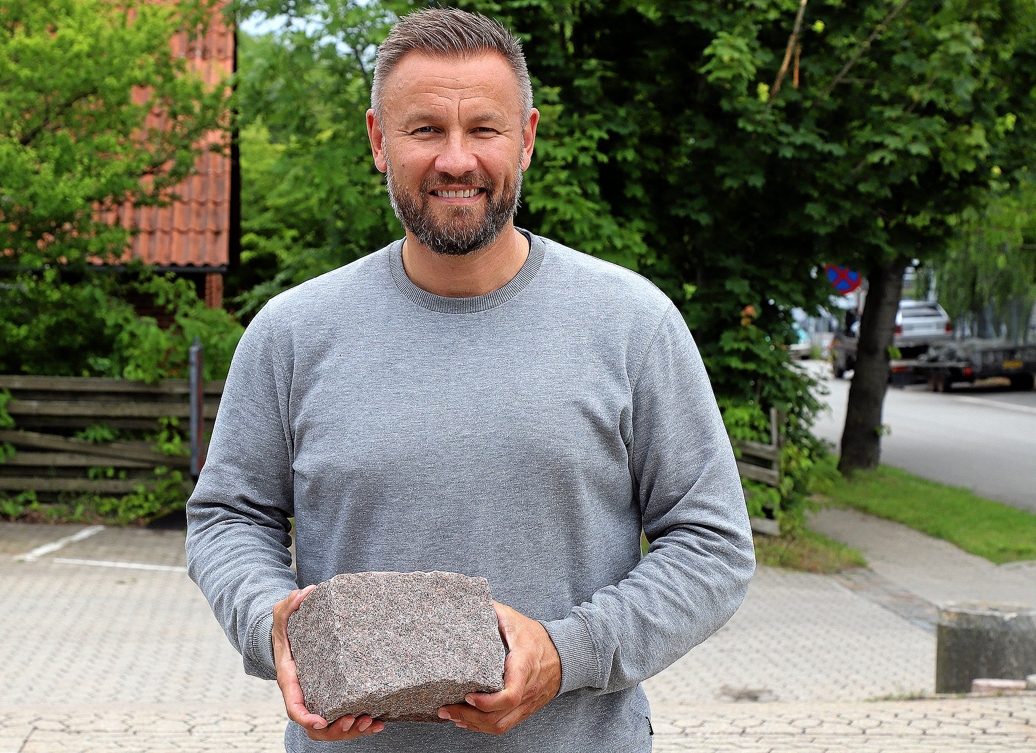 Kasper Thomsen er ejer af P. P. Brolægning & Landskab, der blev stiftet af hans far, Peter Thomsen, og Palle Caspersen.