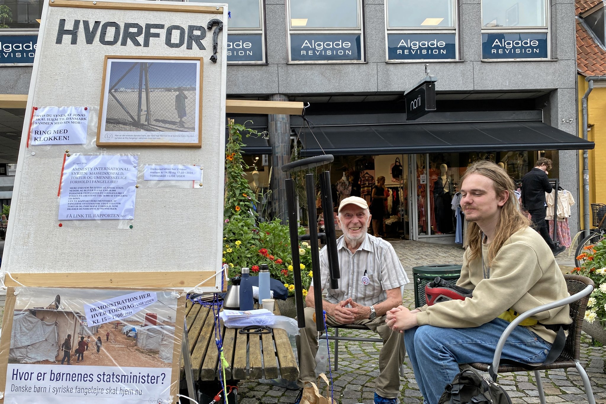 Johannes Pedersen (tv) har flyttet sin demonstration fra Stændertorvet til Algade. Første gang var 11. juli, hvor han fik selskab af en ung mand, som gerne ville støtte ham.