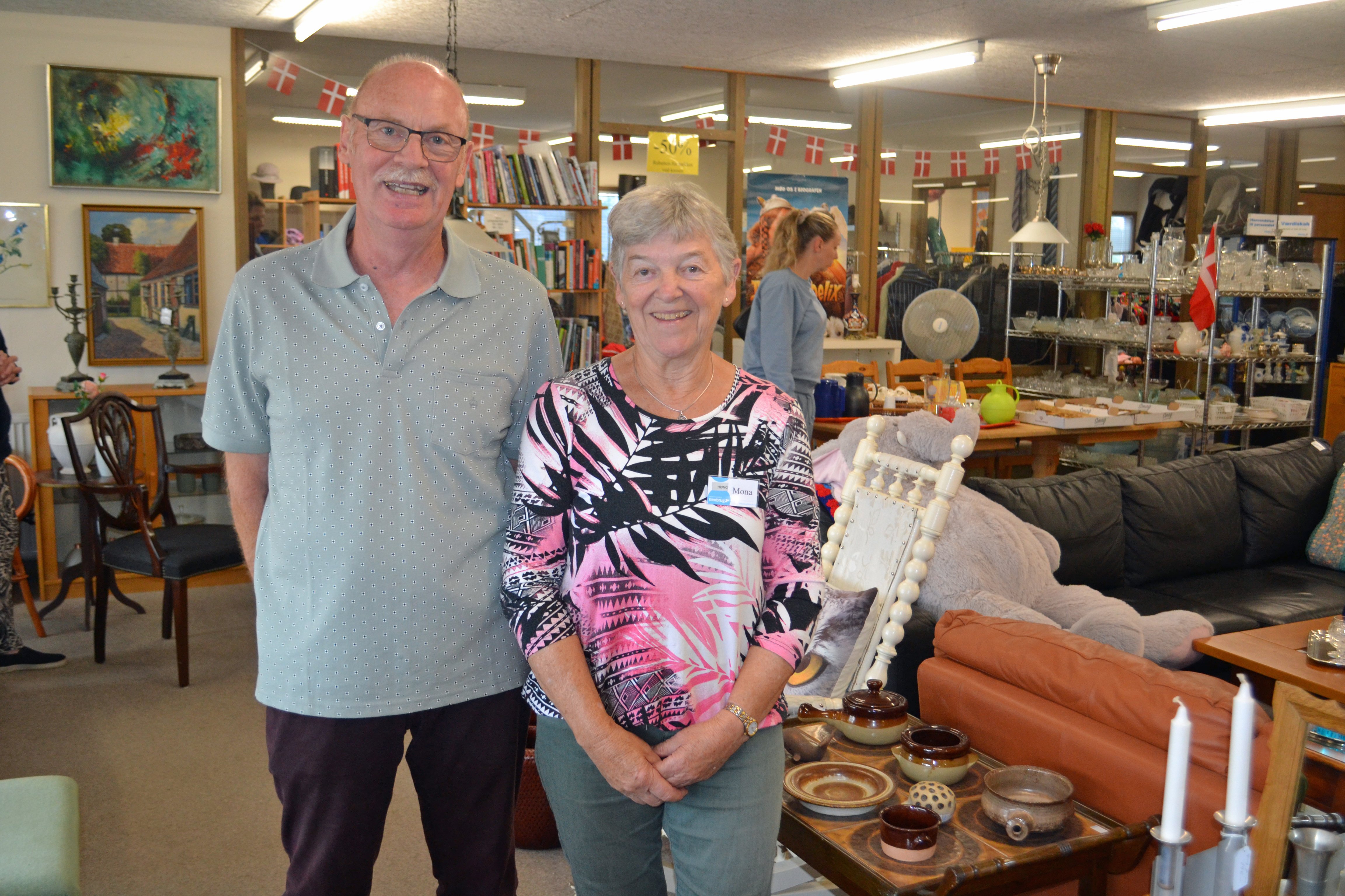 Erik Larsen og Mona Jensen i Mission Afrikas genbrugsbutik i Høng, der lørdag kunne fejre sin 20 års fødselsdag.