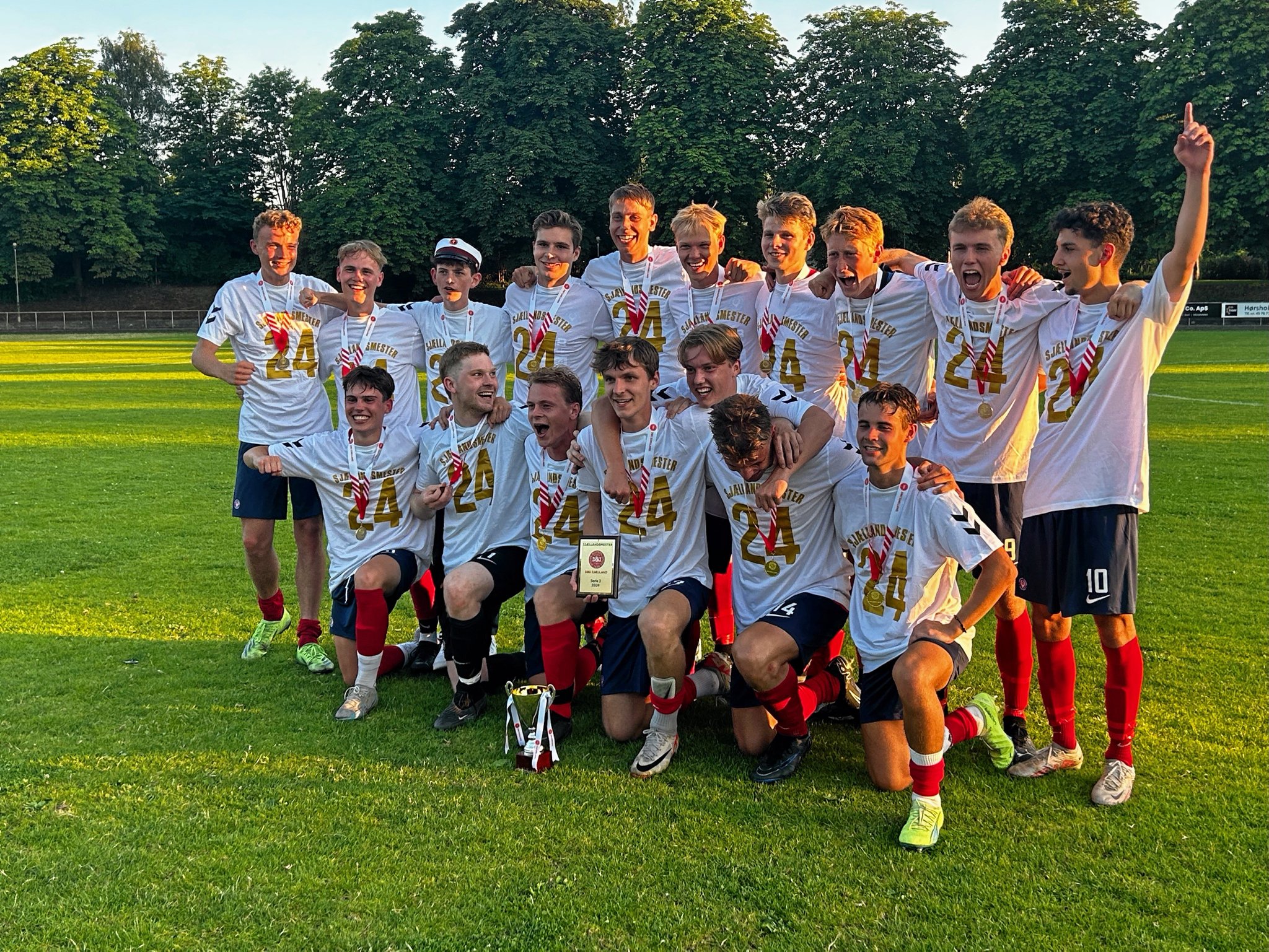 Jubel og glæde i HUI efter serie 3-holdet sluttede en perfekt sæson med SM-guld og oprykning.