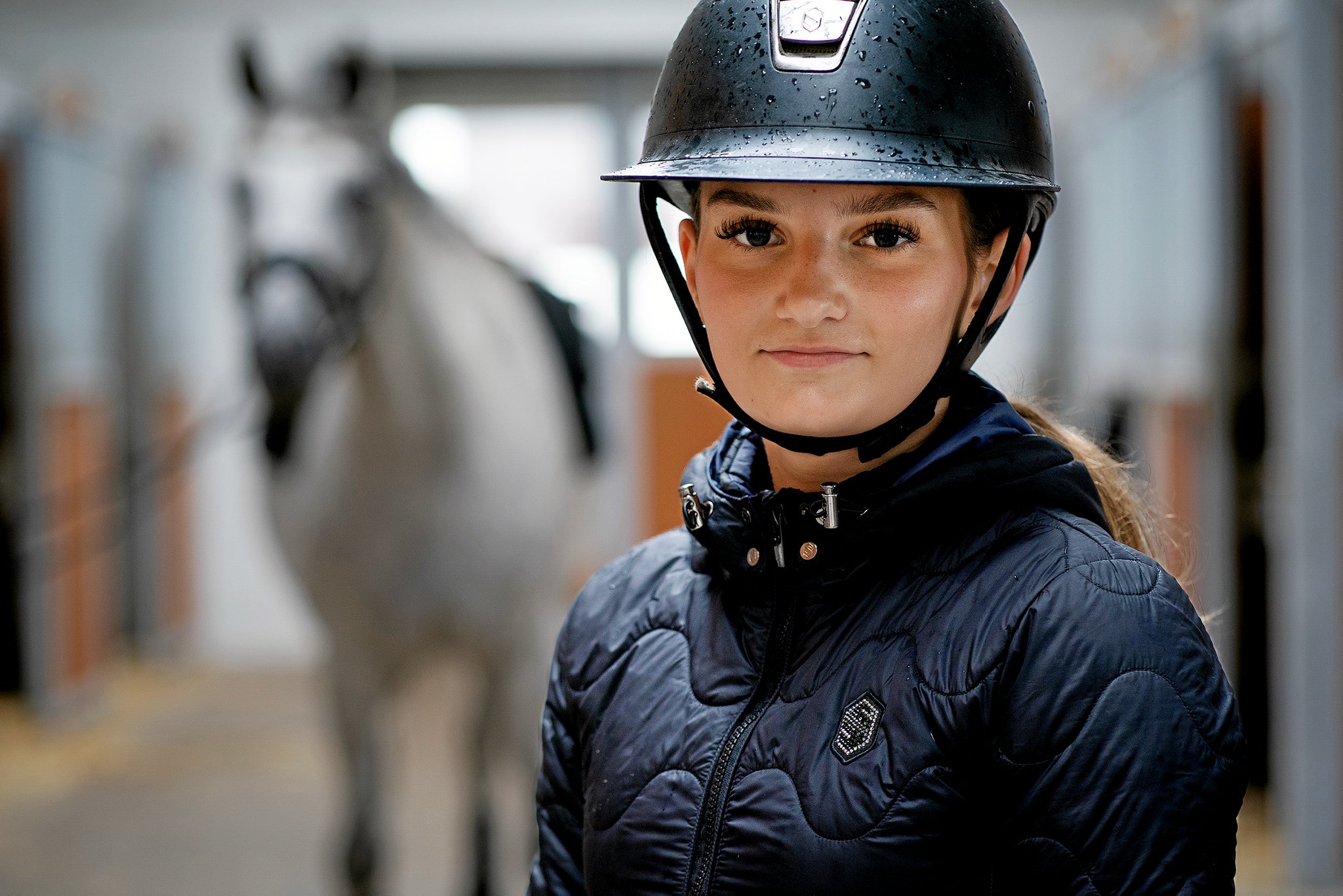 Josephine Gert Nielsen drømmer om at gøre ridningen til sin levevej. Hun er på vej i 3.G., men først går turen til EM i dressurridning for juniorer.