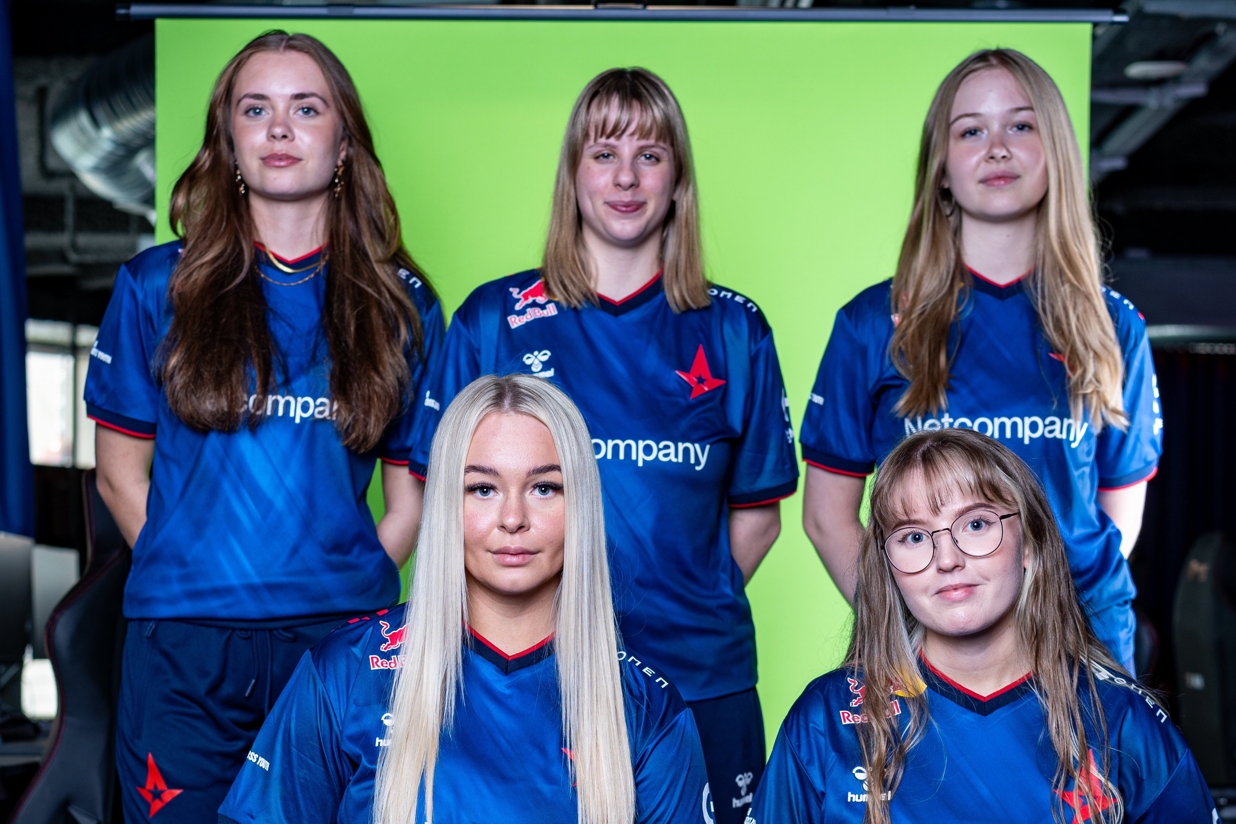 Norske Thea "Pullox" Evensen, svenske Linnea "Nea" Claesson og danske Katharina "KiTKaT" Bauenmand slutter sig til danske Isabella "Ismo" Ferslev og Marie "Marie" Toft på Astralis' kvindehold.