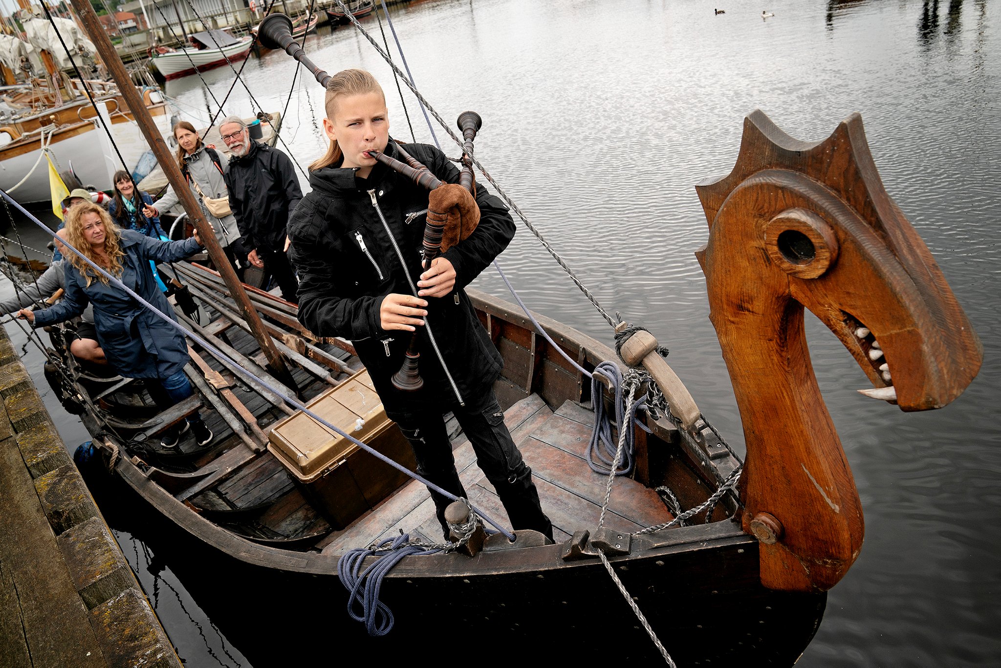14-årige Adrian Börner spiller på sækkepibe på vikingeskibet Skua fra Tyskland i museumshavnen ved Vikingeskibsmuseet i Roskilde.