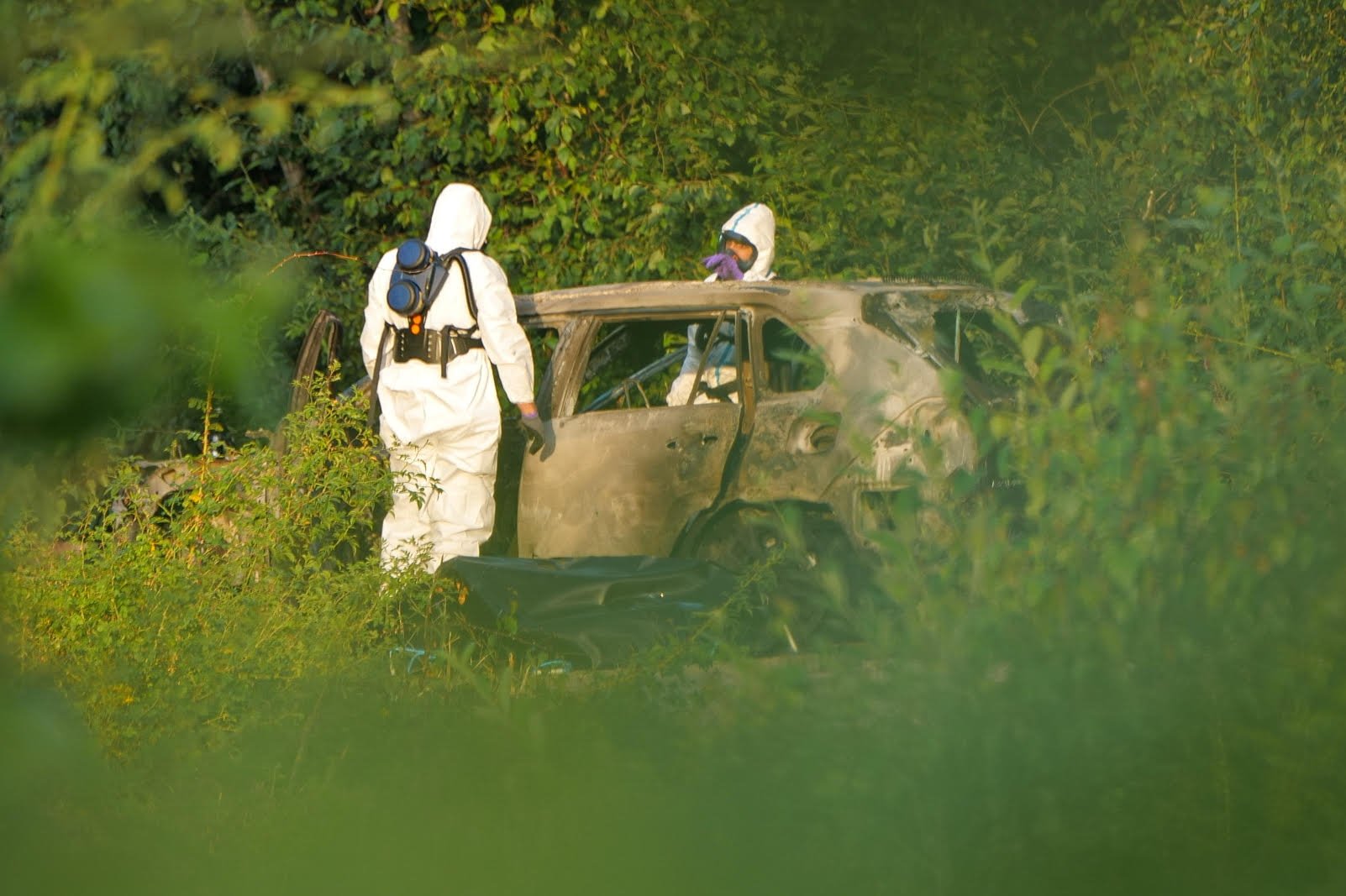 To personer er fundet døde efter en bilbrand i Fosie i Malmø. Politiet mistænker, at der er tale om drab.