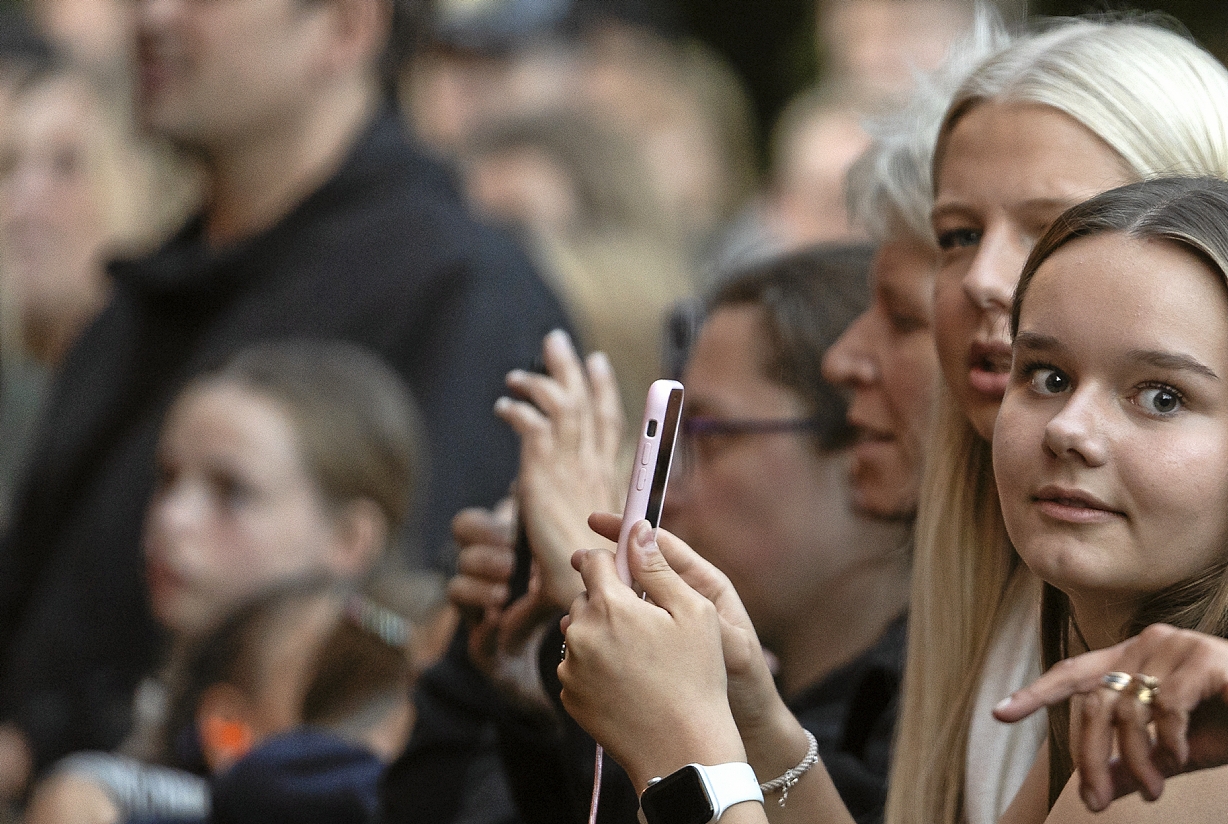 Publikum foran scenen til Mille og Pil i Byparken - Anders Ole Olsen Publikum foran scenen til Mille og Pil i Byparken