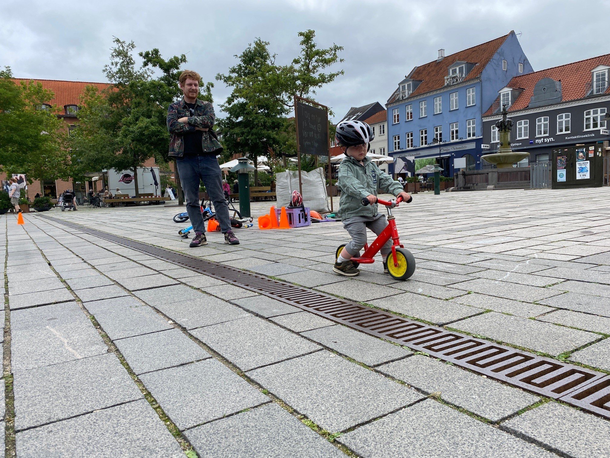 Sommerforsøg på Stændertorvet i Roskilde. Ingen biler, men cykler og sandkasse.