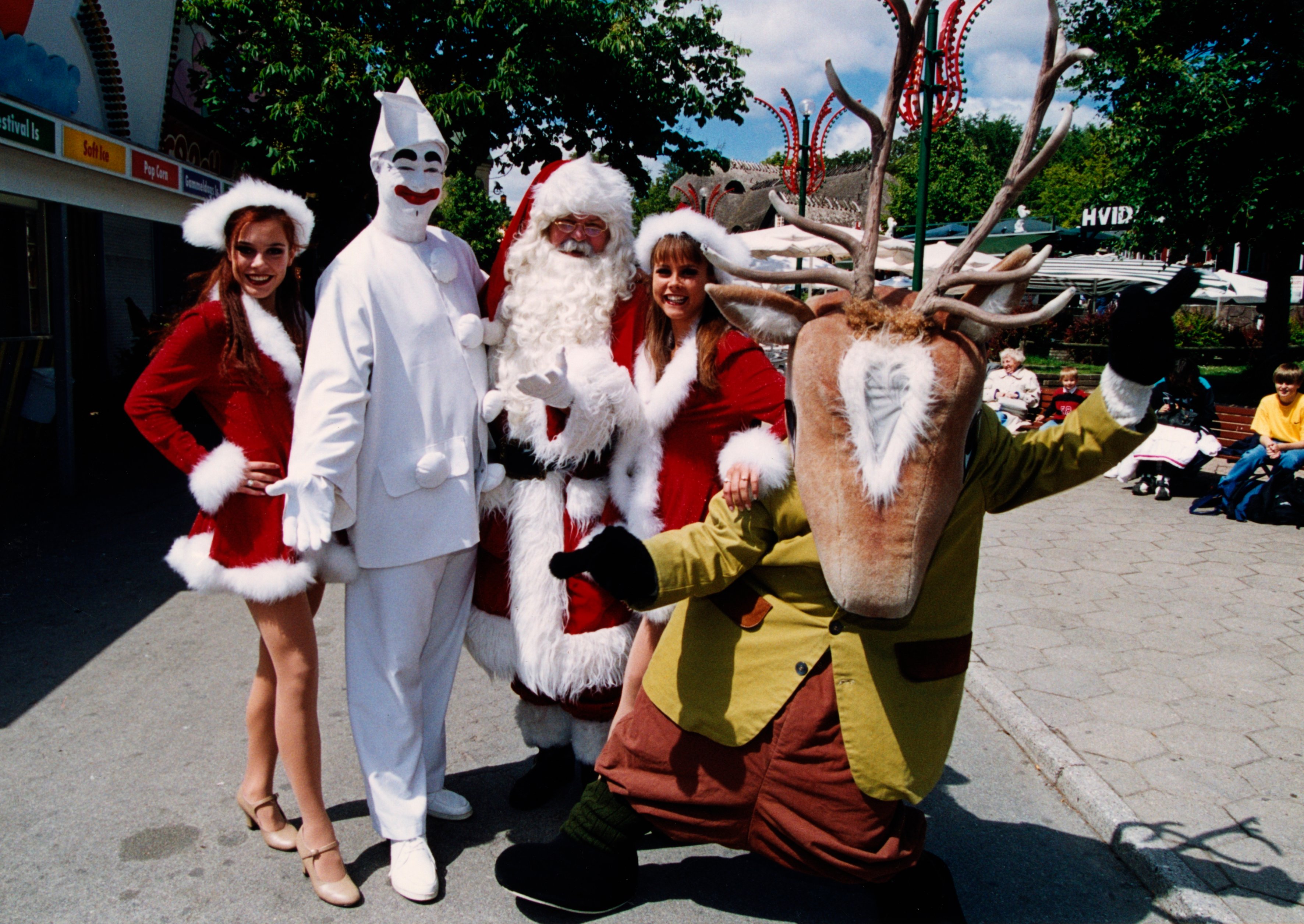 Bakkens Pjerrot, oldermand i Dansk Julemands Laug, Jørgen Rosland, hr. Hjort samt Julepiger fra Launis Fiskekonserves er samlet til Julemændenes Verdenskongres i juli 2000.