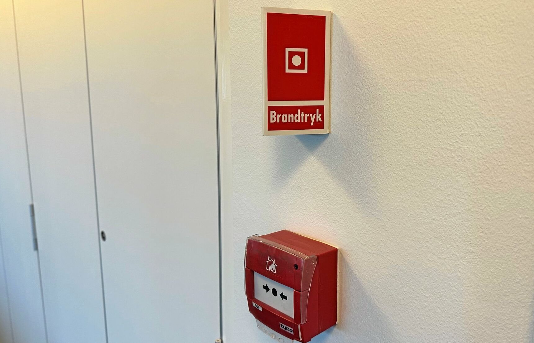 De automatiske alarmer, der sidder i mange kontorbygniner og institutioner sender ikke længere automatisk besked til Hovedstadens Beredskab, hvis brandalarmen går.